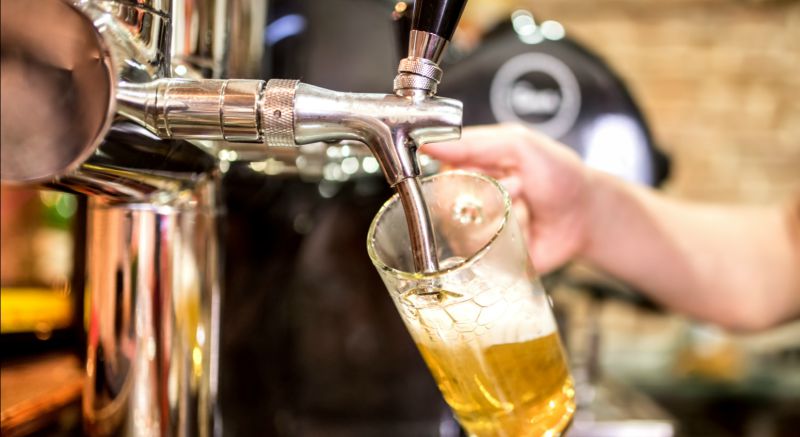 Beber cerveja é bom mas levar o copo é demais. A não ser que esteja disposto a perder um sapato por isso