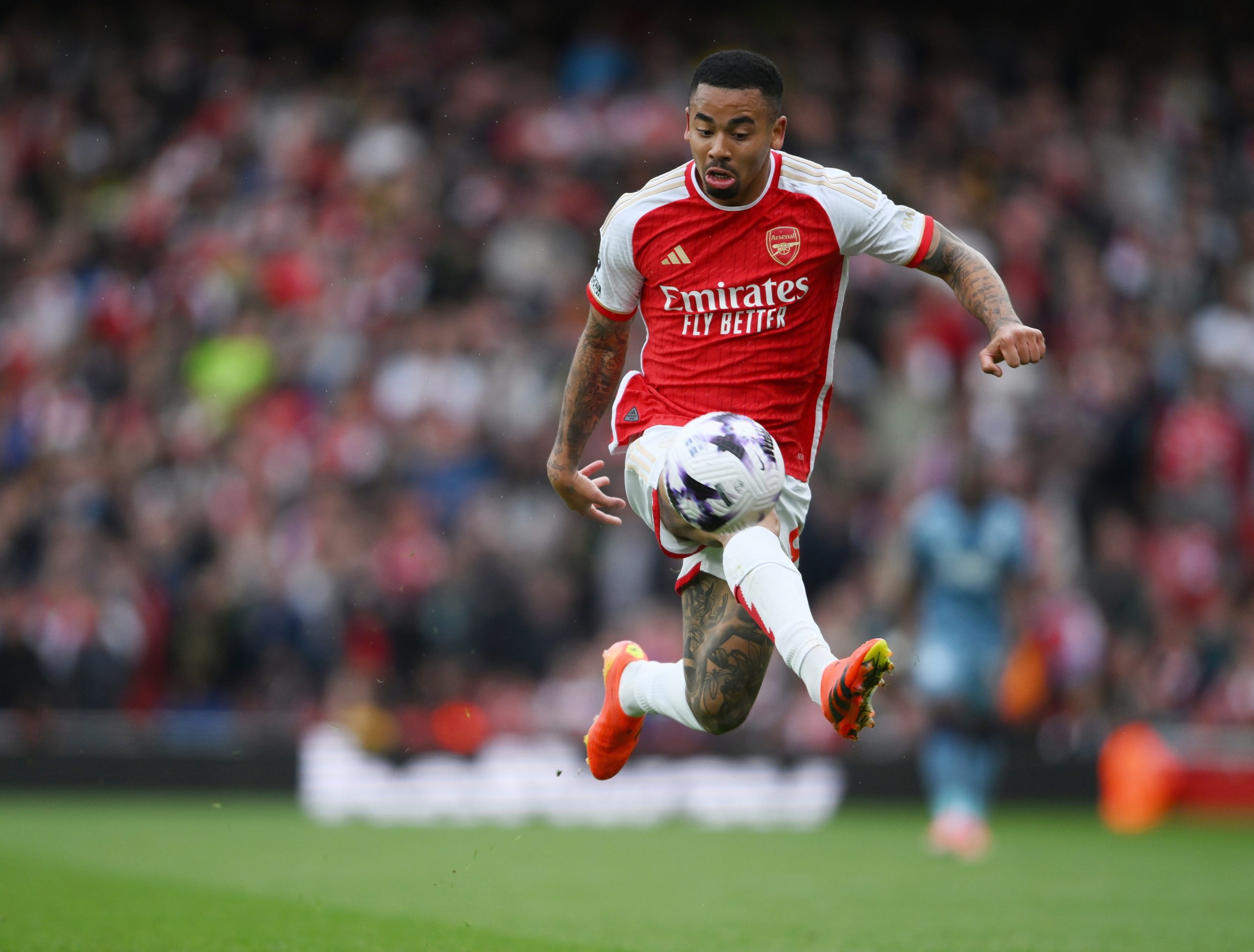 Arsenal vence na visita ao Wolverhampton e é lider à condição em Inglaterra