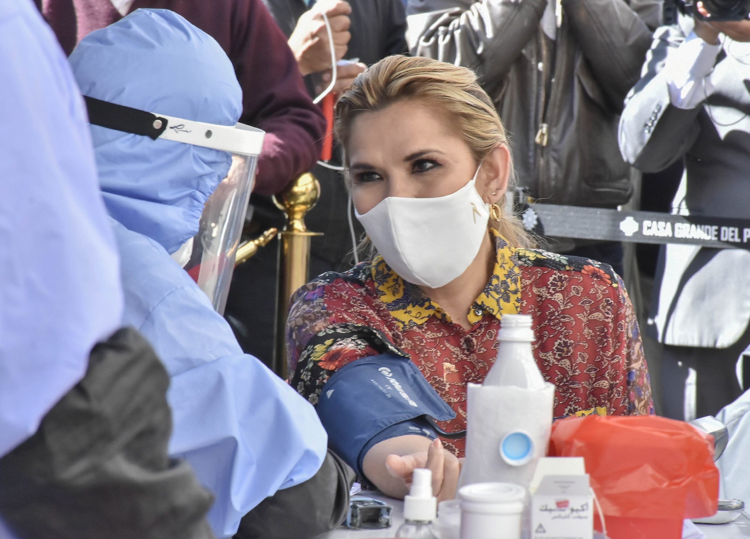 Jeanine Añez, presidente interina da Bolívia, testou positivo para o novo coronavírus