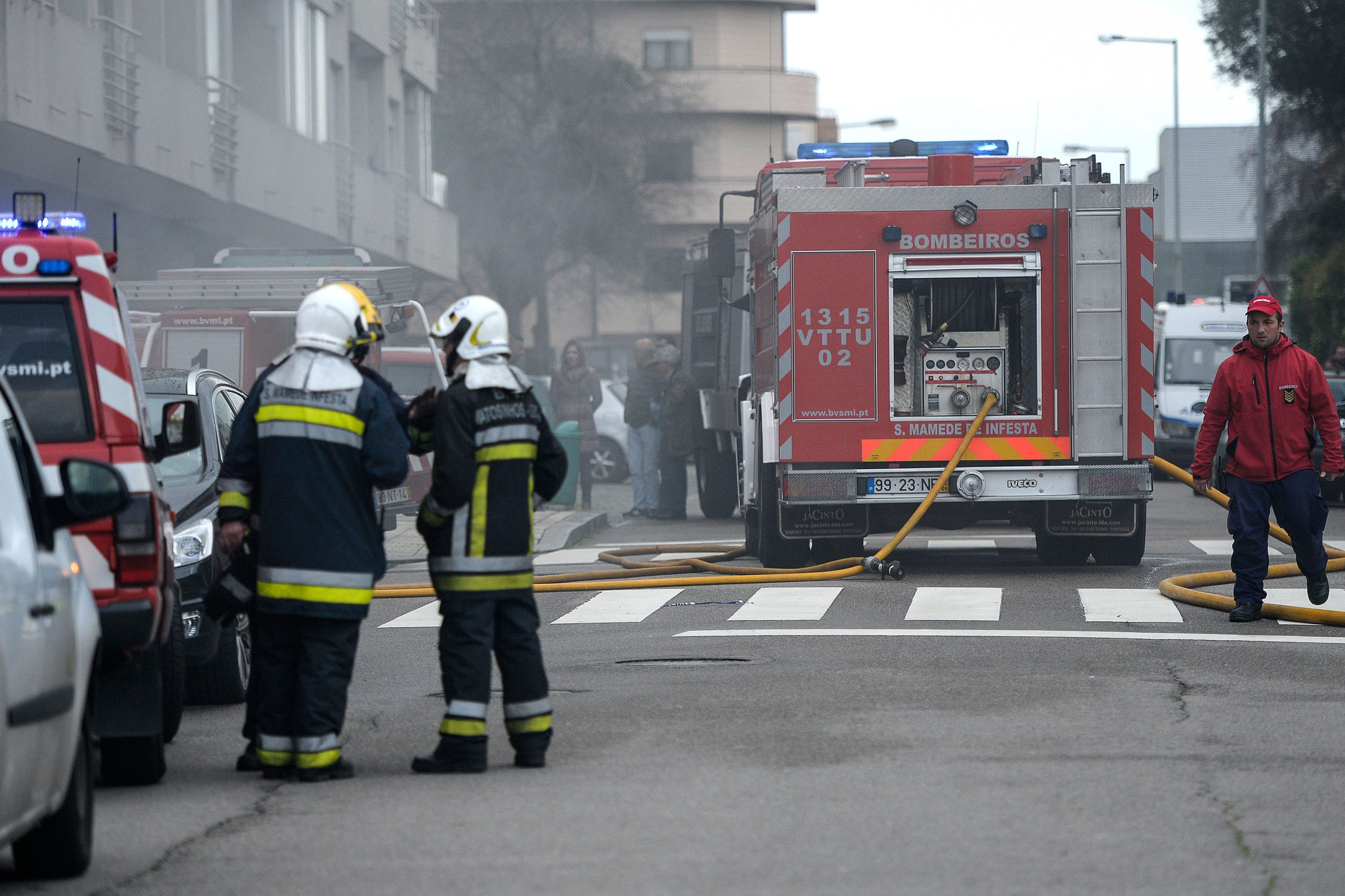 Incêndio em fábrica de tintas em Matosinhos dominado pelos bombeiros