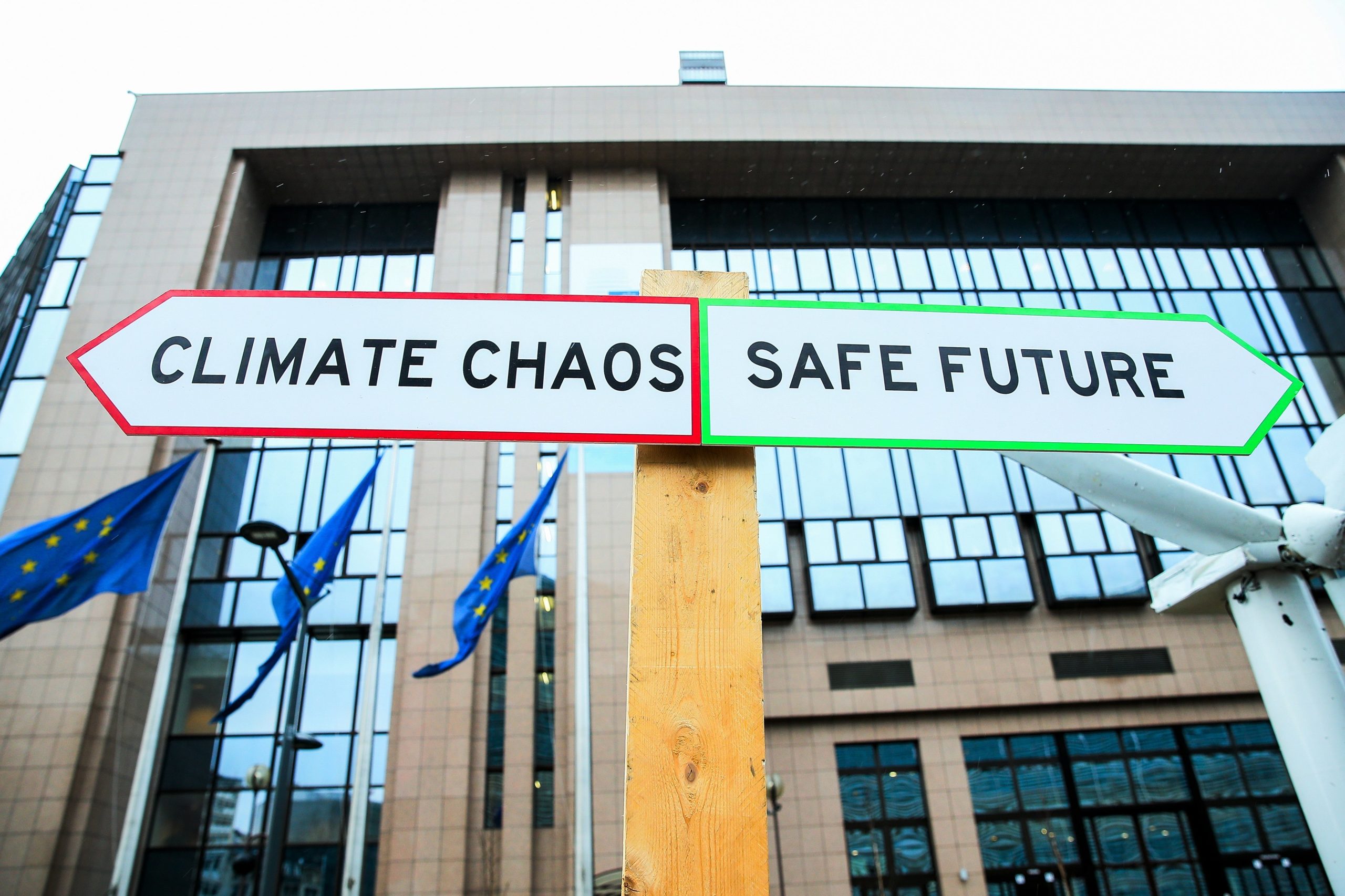 Chegaram num carro de bombeiros, escalaram o edifício da União Europeia e causaram nuvens de fumo. O protesto dos ativistas do Greenpeace