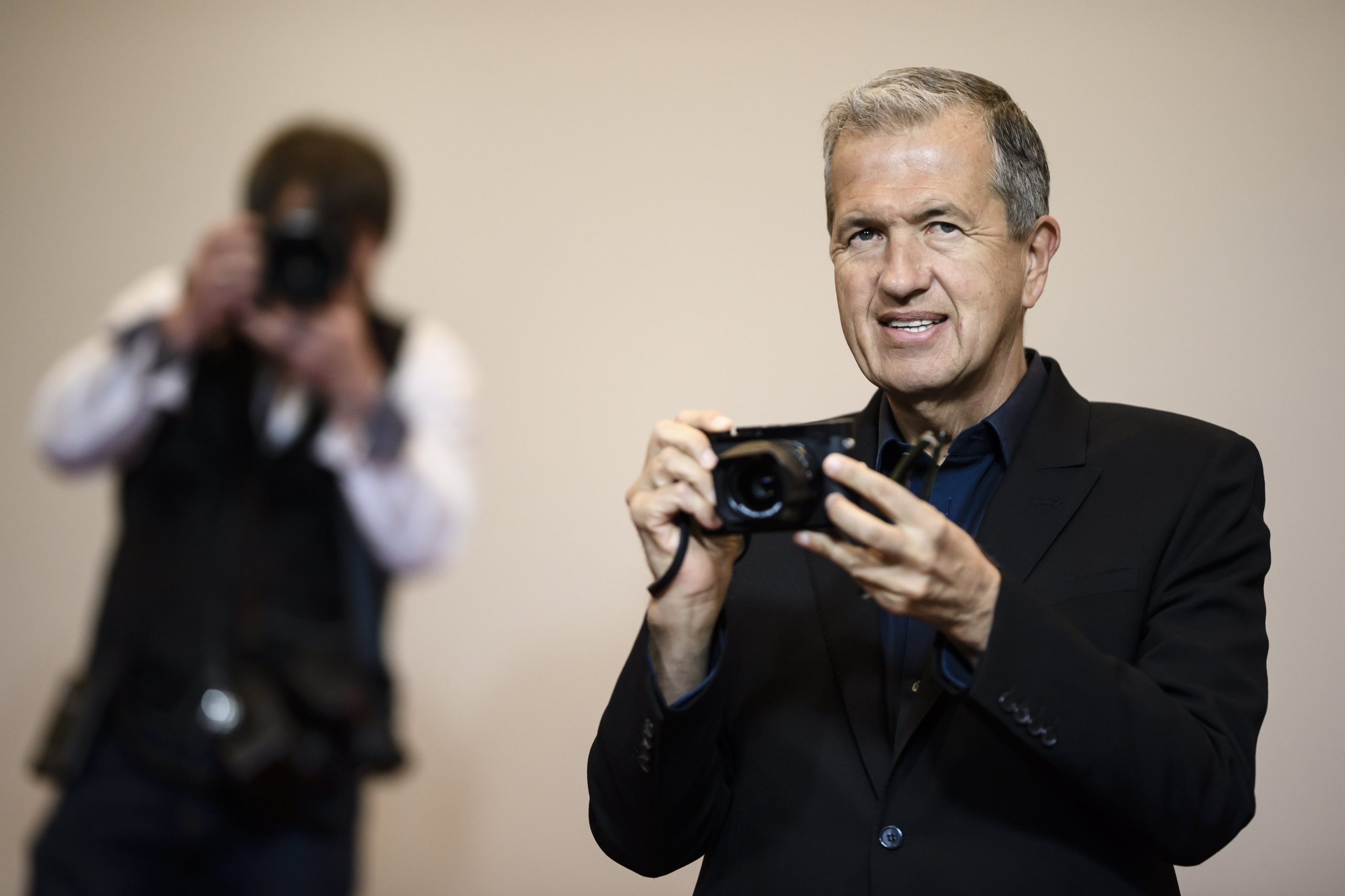 Fotógrafos Mario Testino e Bruce Weber acusados de assédio sexual por vários modelos