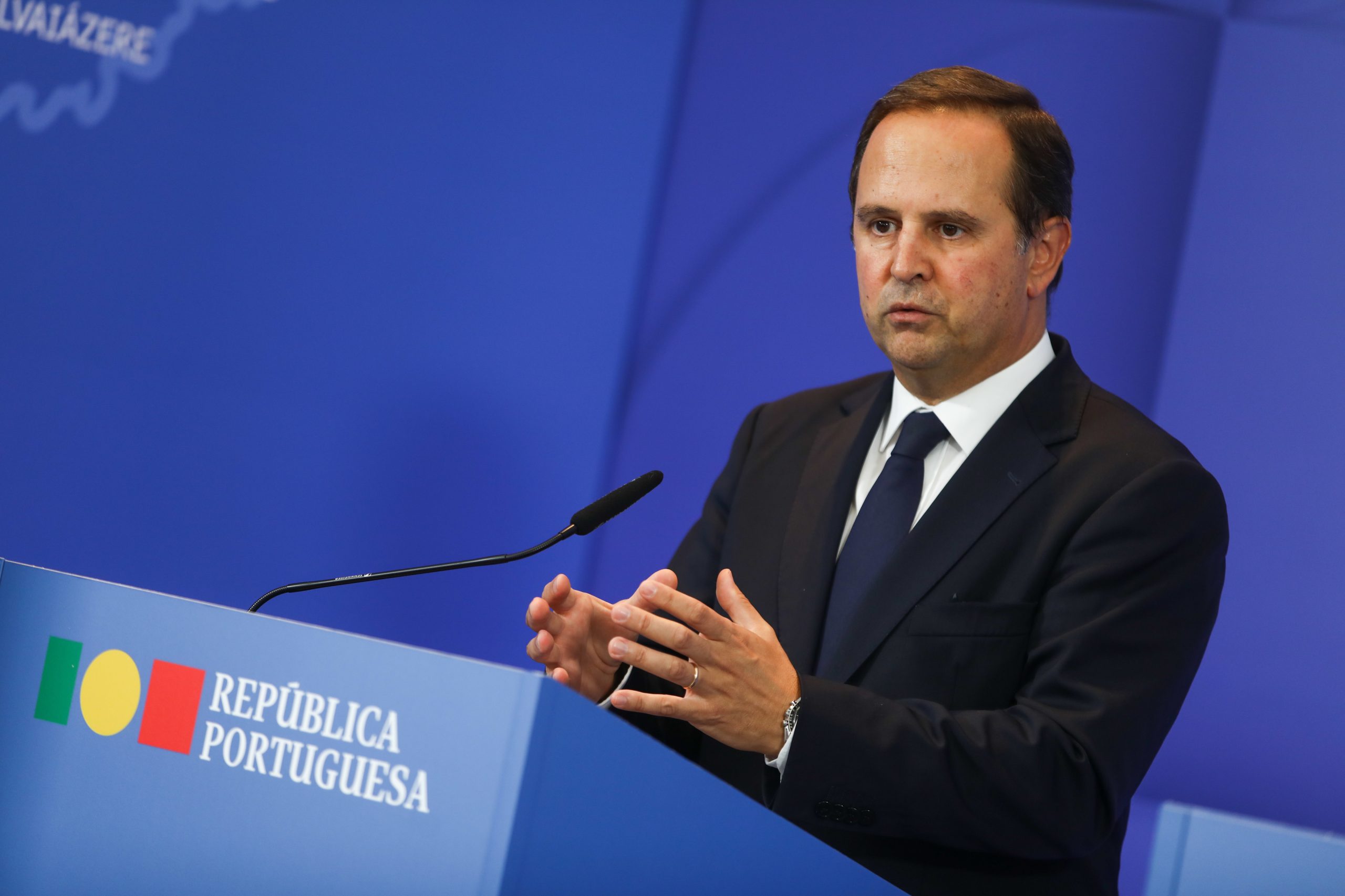 Ministro das Finanças diz que salário mínimo não pagará IRS em 2024