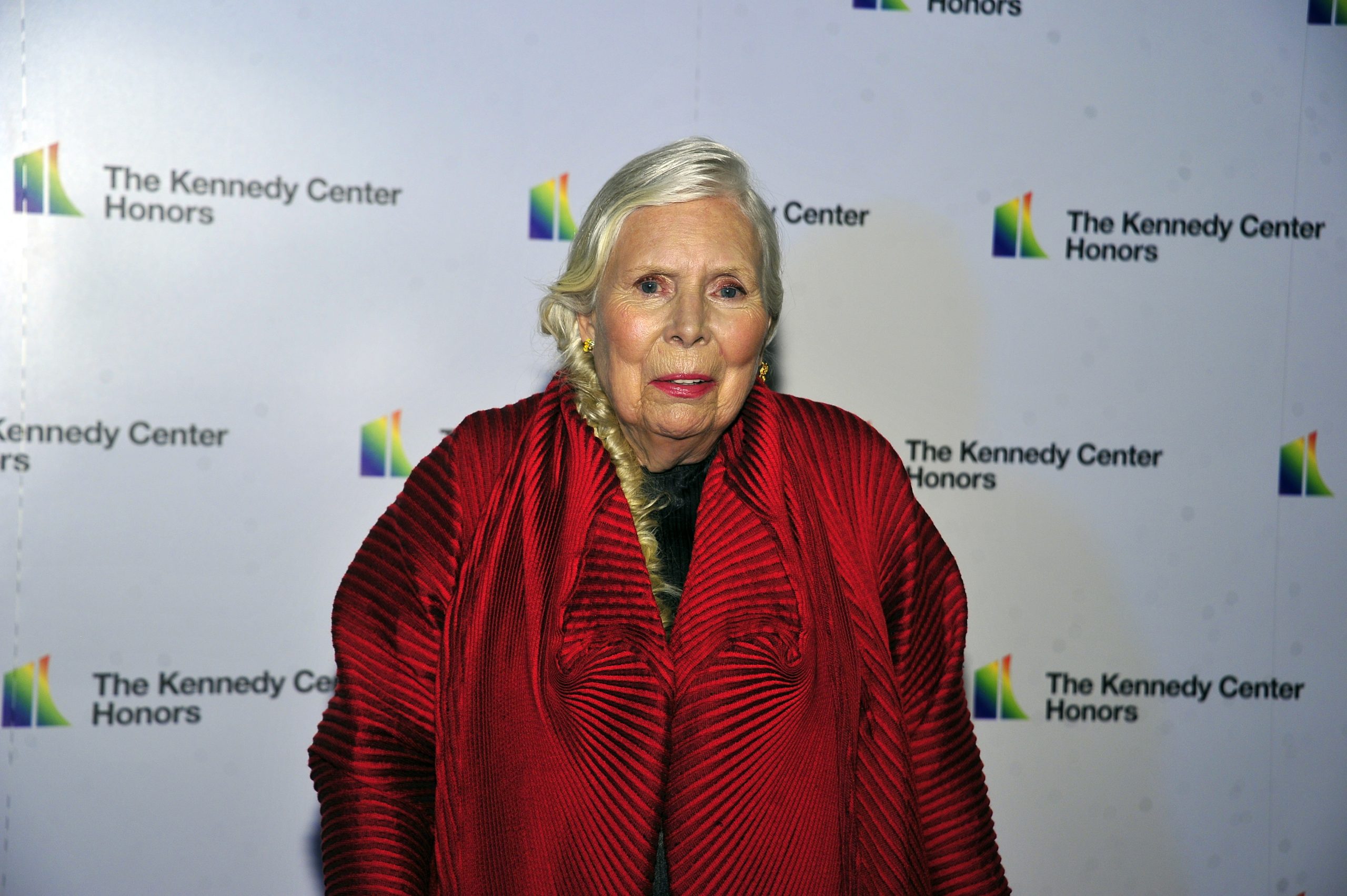 Joni Mitchell segue Neil Young e sai do Spotify por desinformação sobre a covid-19