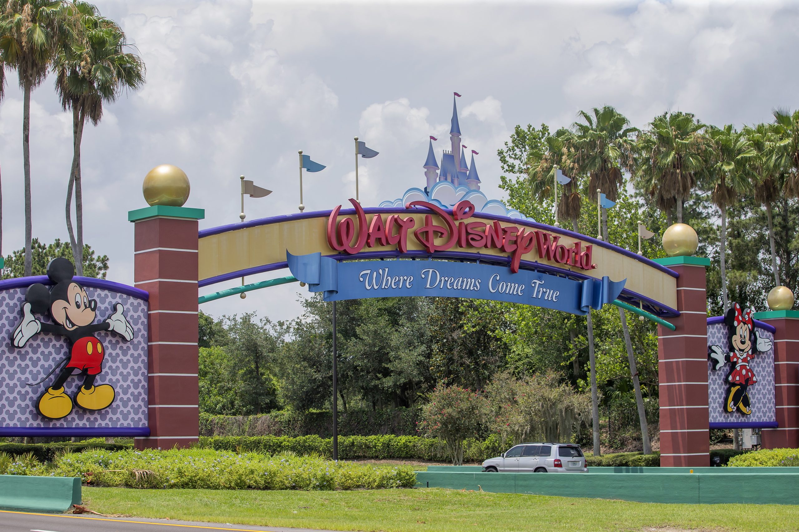 DeSantis mantém a guerra com a Disney — e isso passa por tirar direitos ao seu parque na Flórida