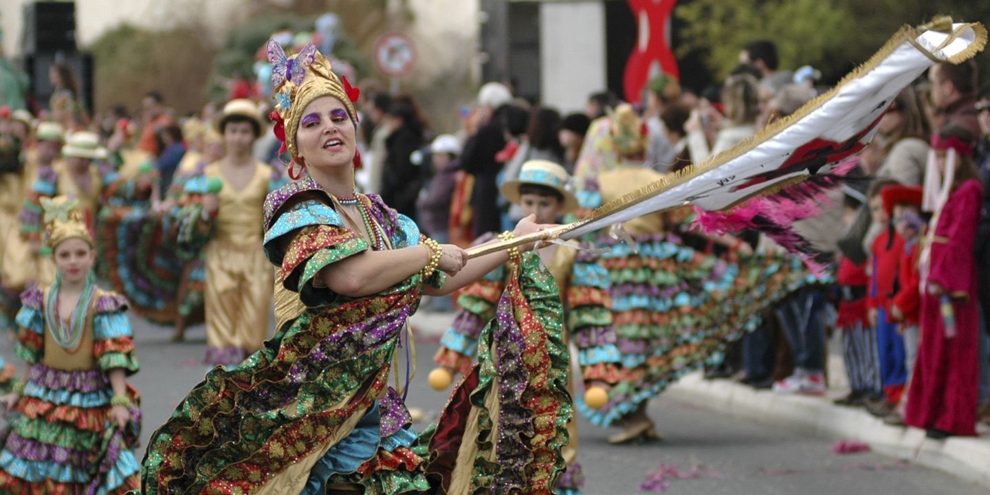 Carnaval sem desfiles tradicionais na maior parte do país
