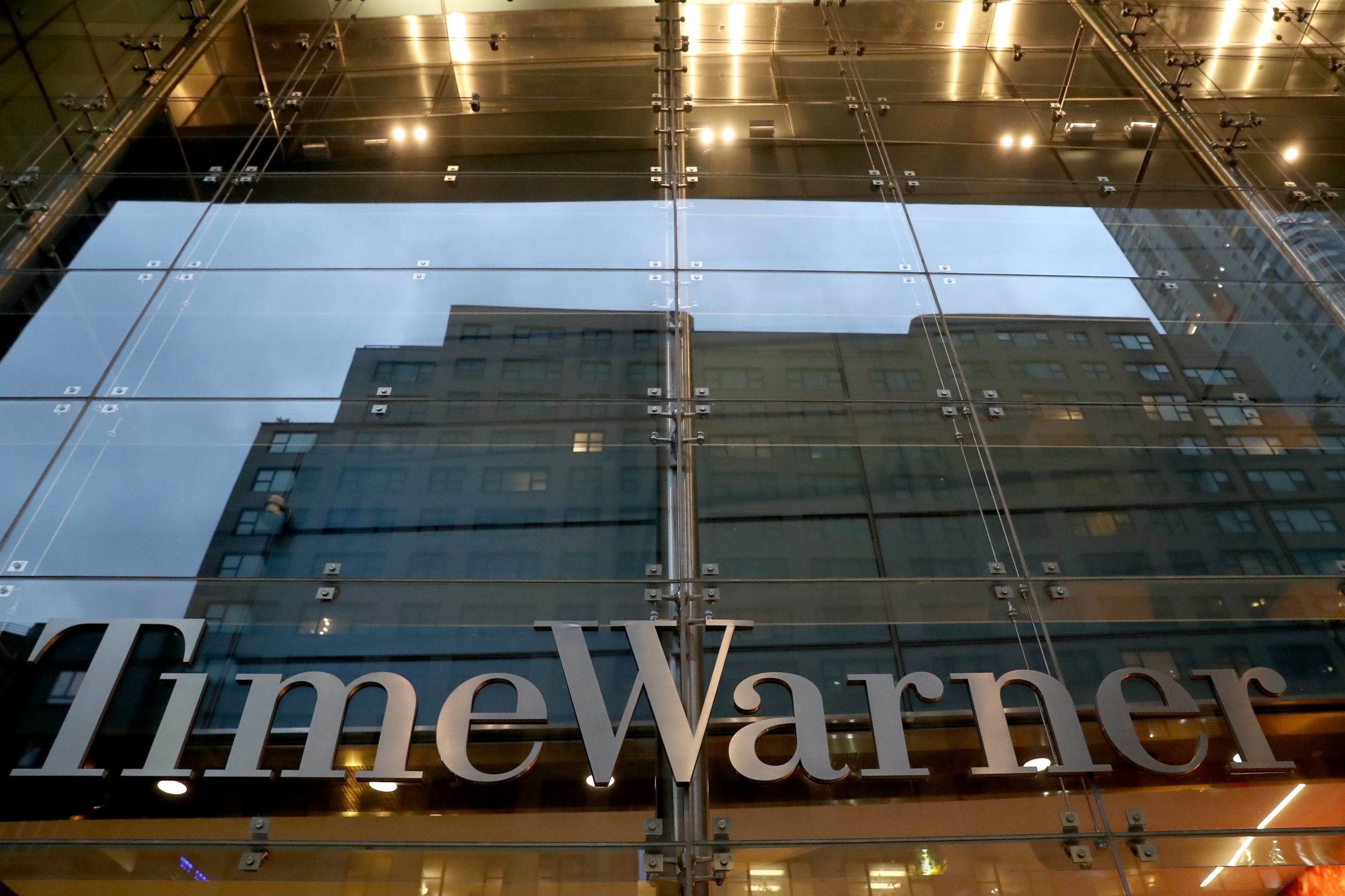 Escritórios da Time Warner e CNN em Nova Iorque evacuados devido a pacote suspeito