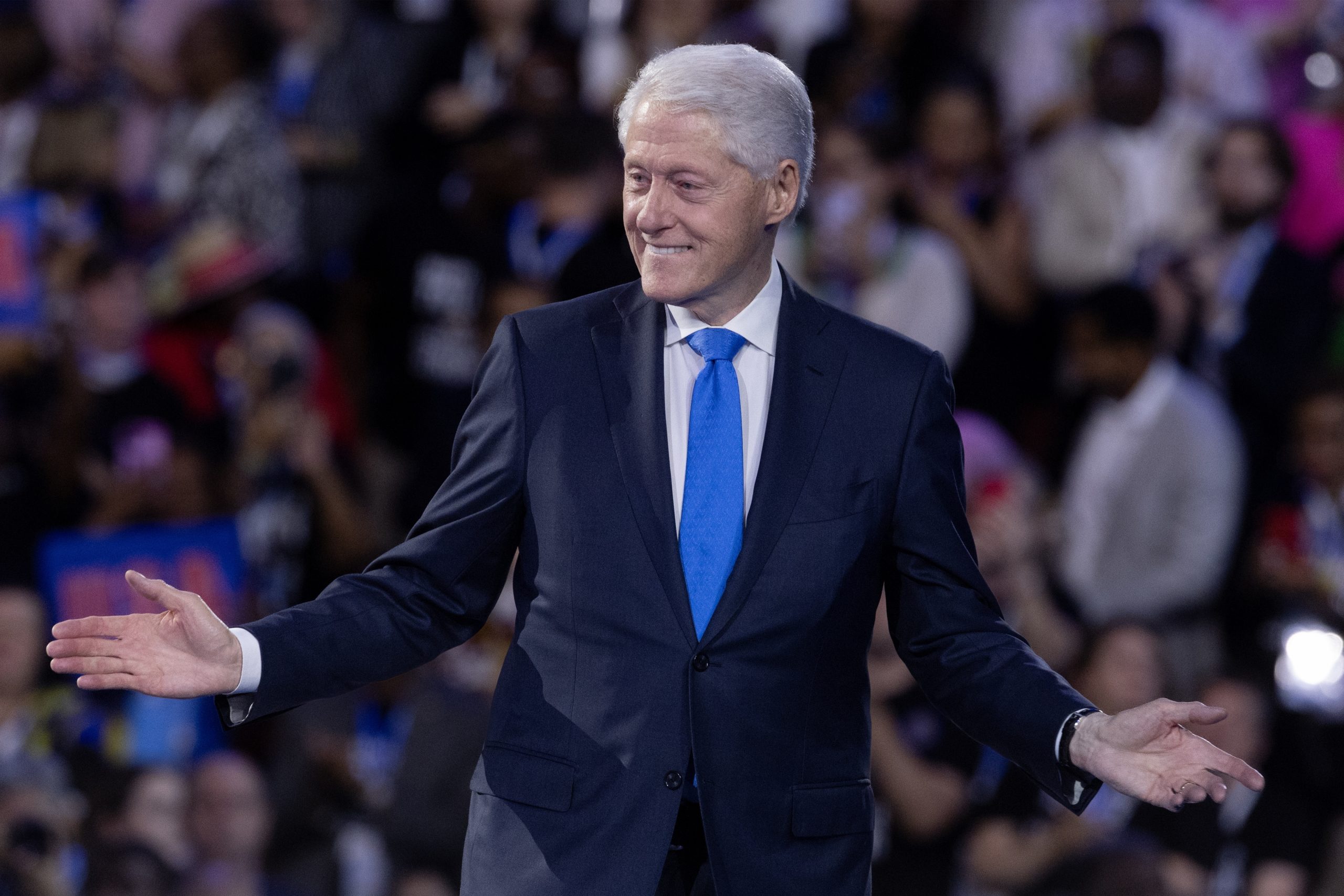 Bill Clinton afirma ter mantido apenas “contato limitado” com Jeffrey Epstein