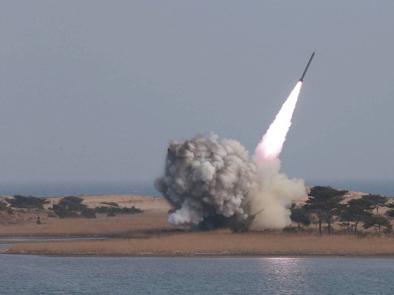 Coreia do Norte testa com sucesso motor de míssil intercontinental