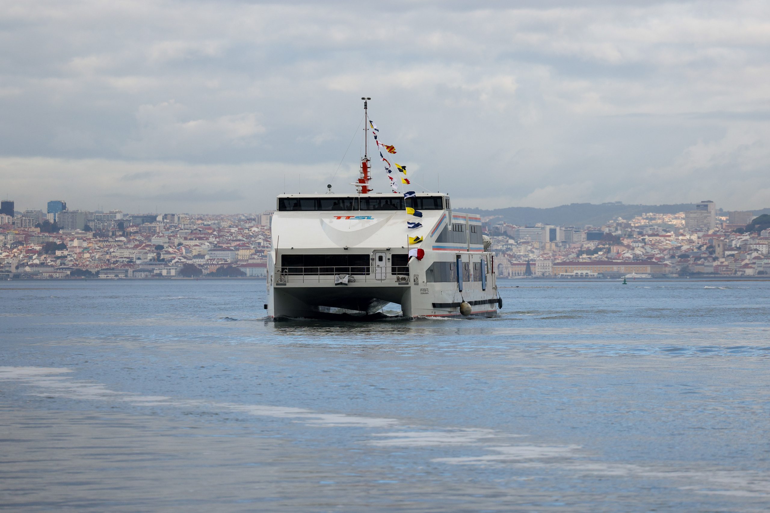 Depressão “Ingrid”. Transtejo suspende transporte de veículos e limita serviço de passageiros