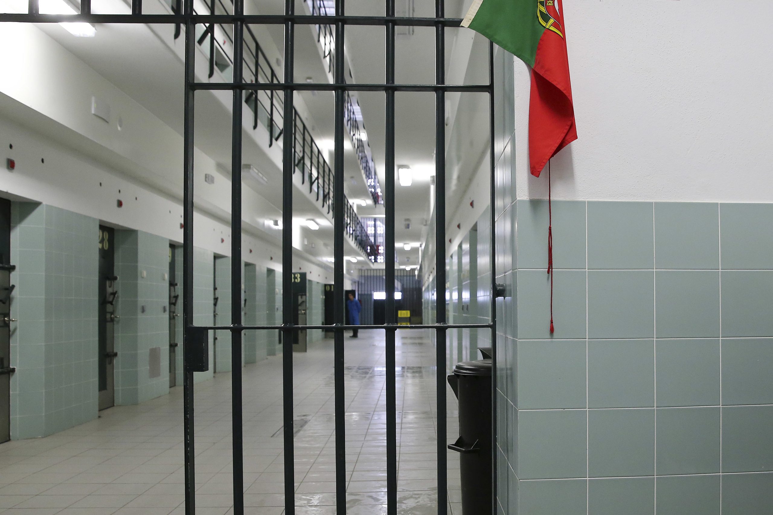 Telemóveis, droga, arma branca e barras de ferro apreendidos na prisão do Linhó