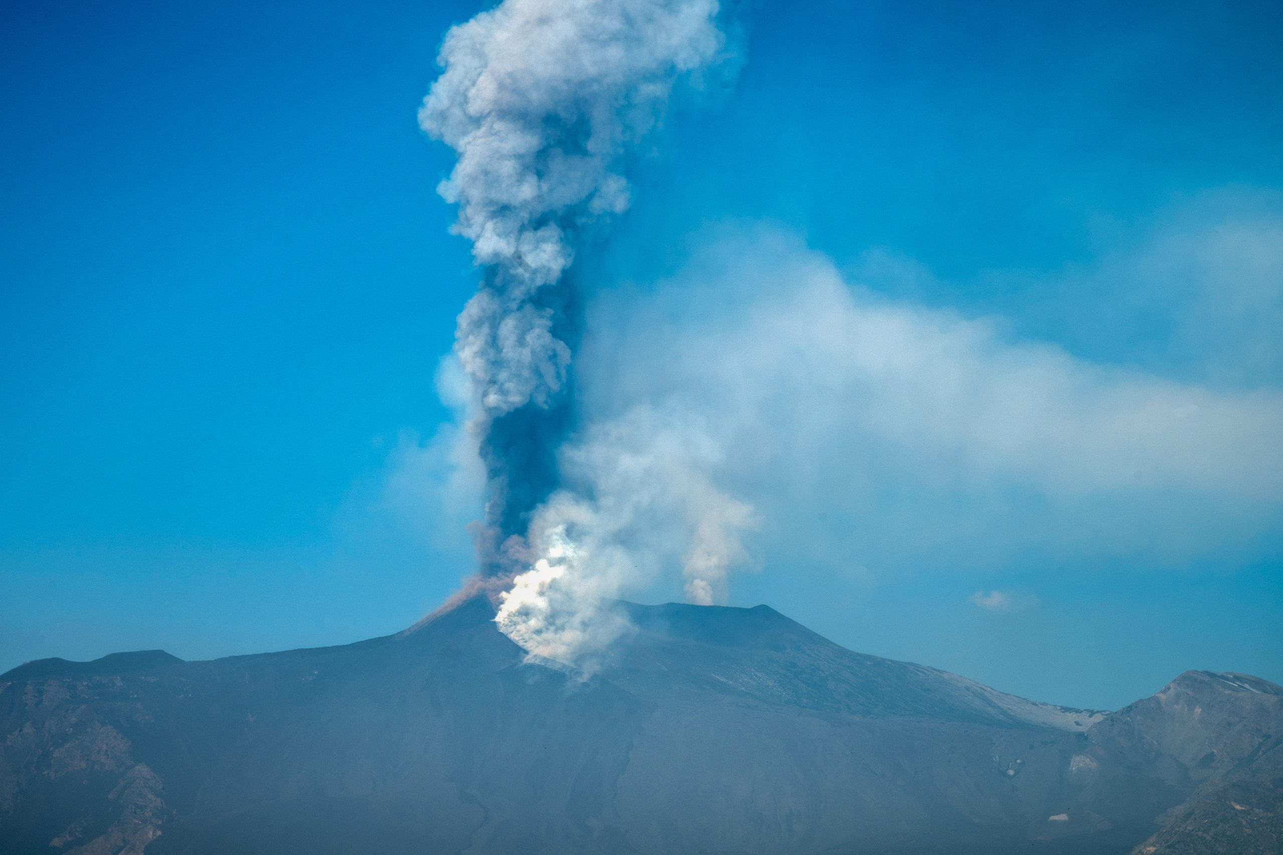 Vulcão italiano Etna tem nova erupção e provoca chuva de cinzas