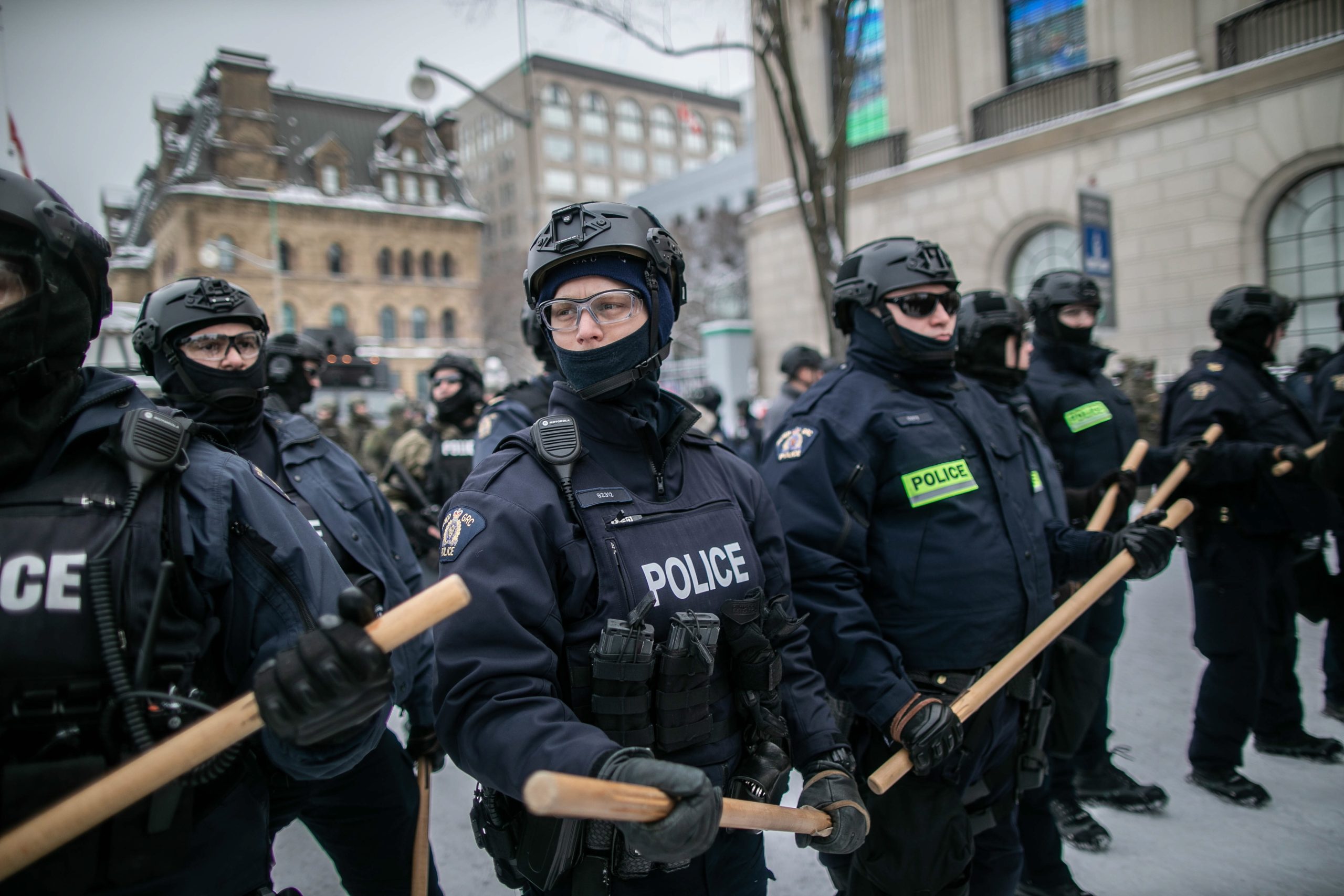 Homem detido por se barricar em bloco do parlamento do Canadá