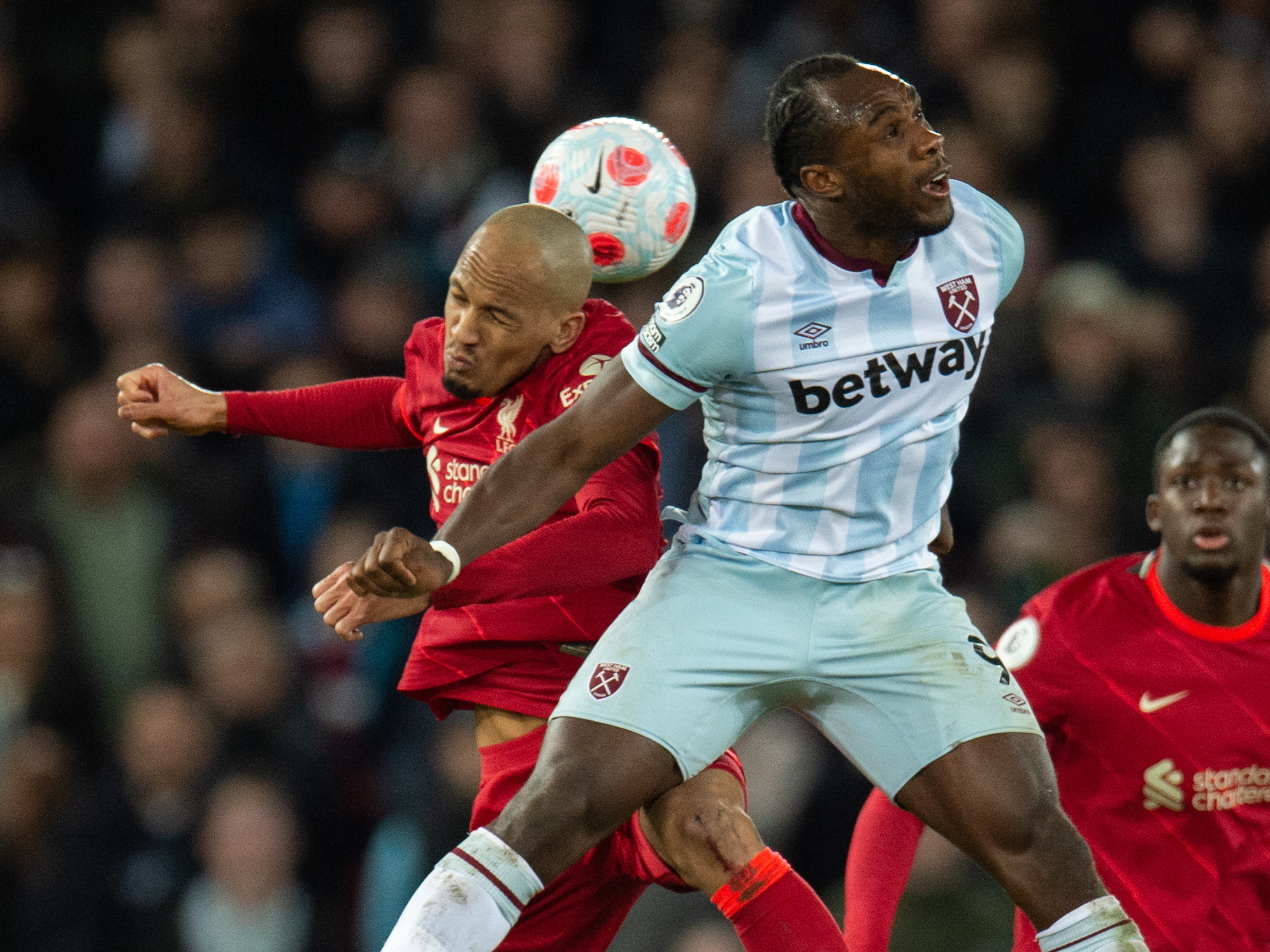 Liverpool sofre, mas vence West Ham e pressiona líder Manchester City
