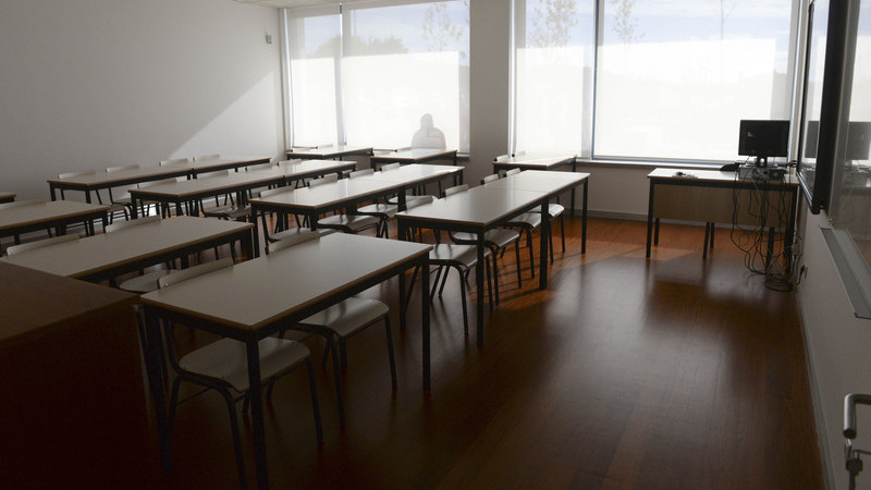 Trabalhadores não docentes de escola em Sintra protestam contra falta de pessoal