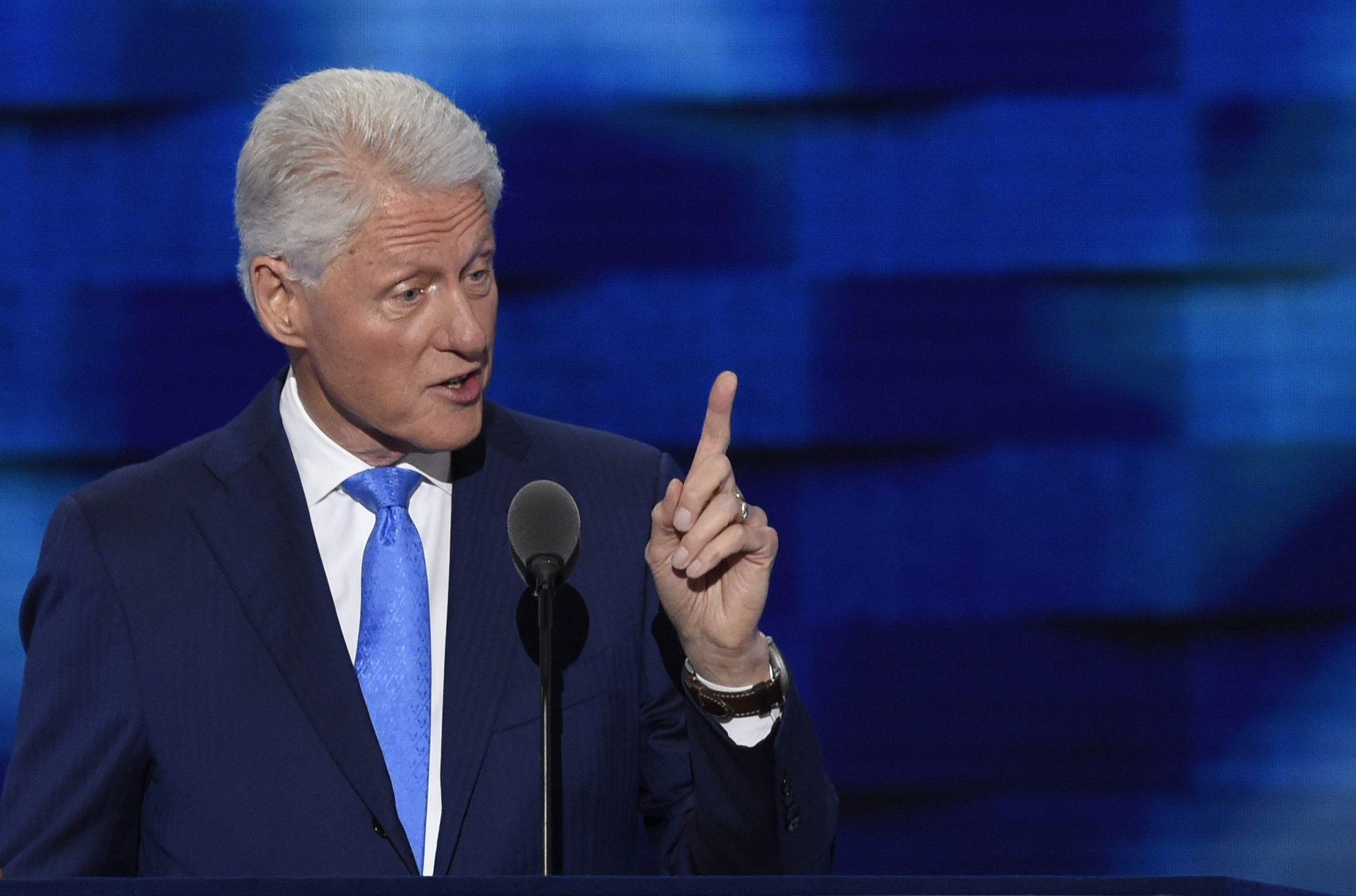 Bill Clinton apela a protestos nos EUA após mortes em Minneapolis