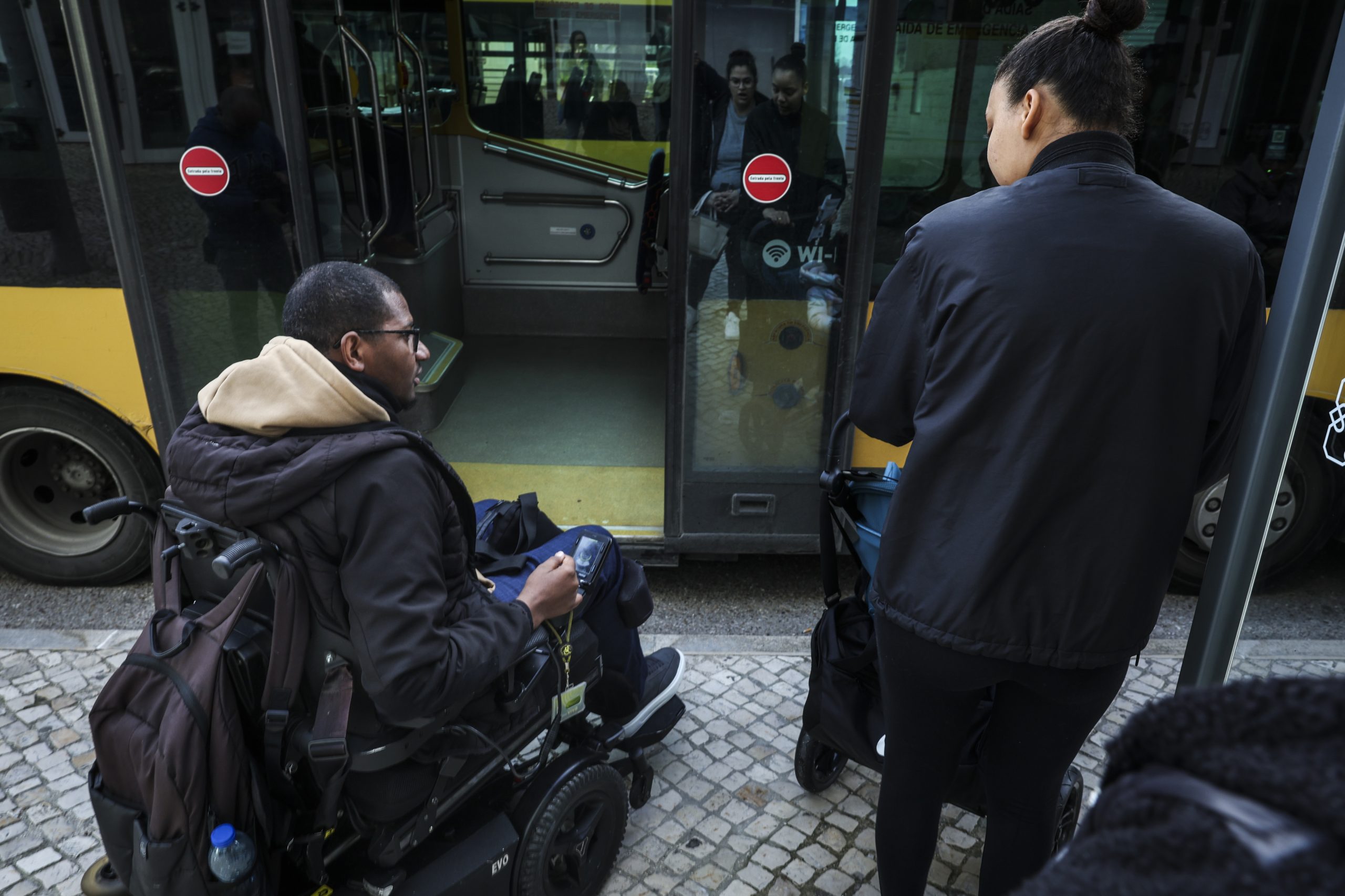 Mobilidade reduzida. Entre elevadores avariados e rampas inoperacionais, viajar continua a ser um desafio
