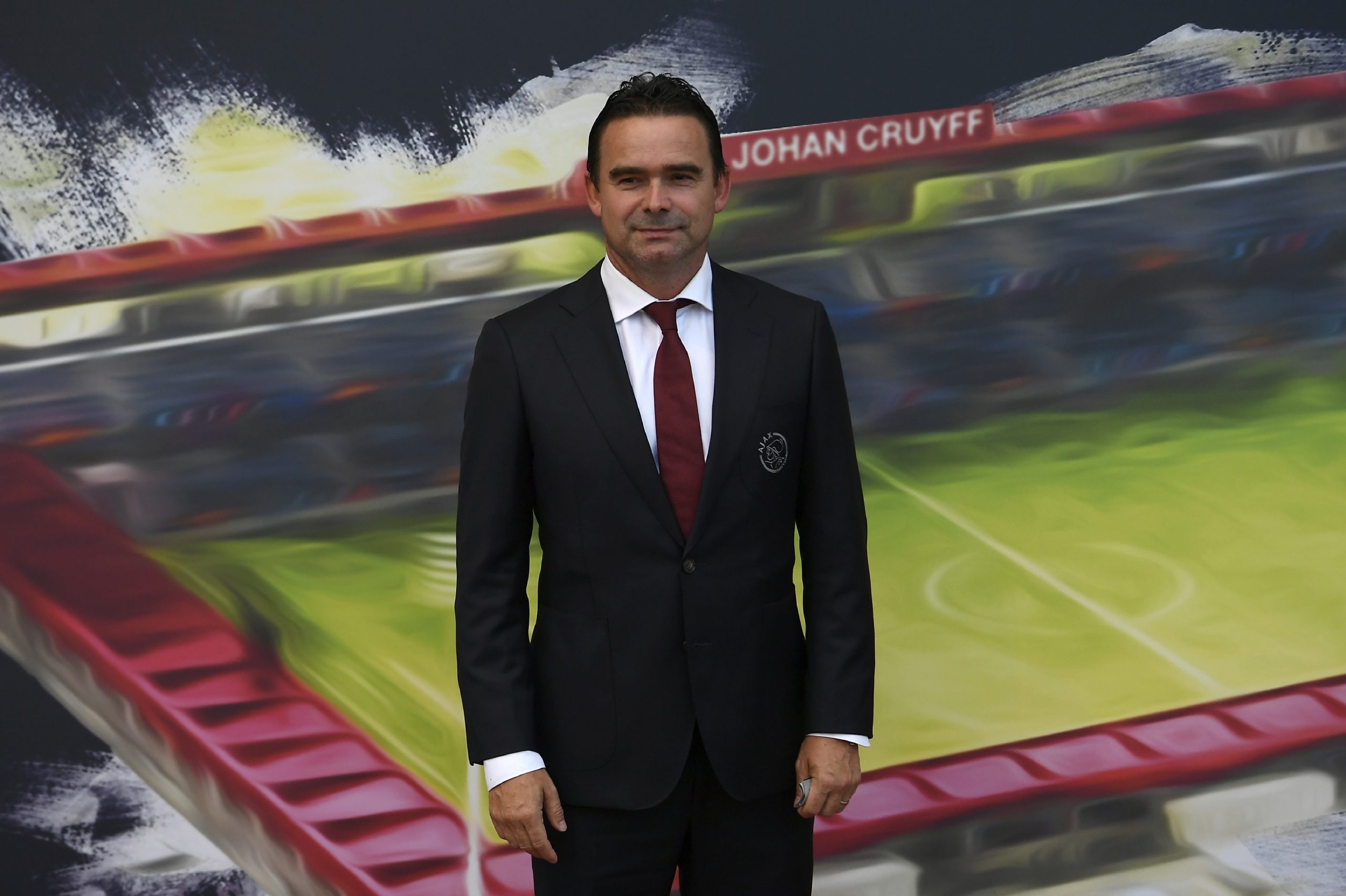 Overmars demite-se do Ajax devido a escândalo com mensagens sexuais