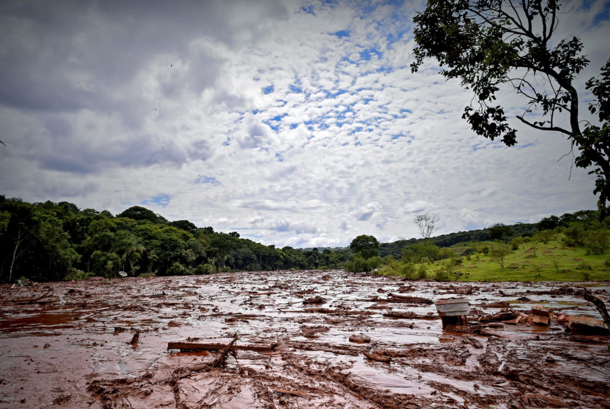 Chuva obriga a suspender buscas de vítimas do desastre na barragem de Brumadinho