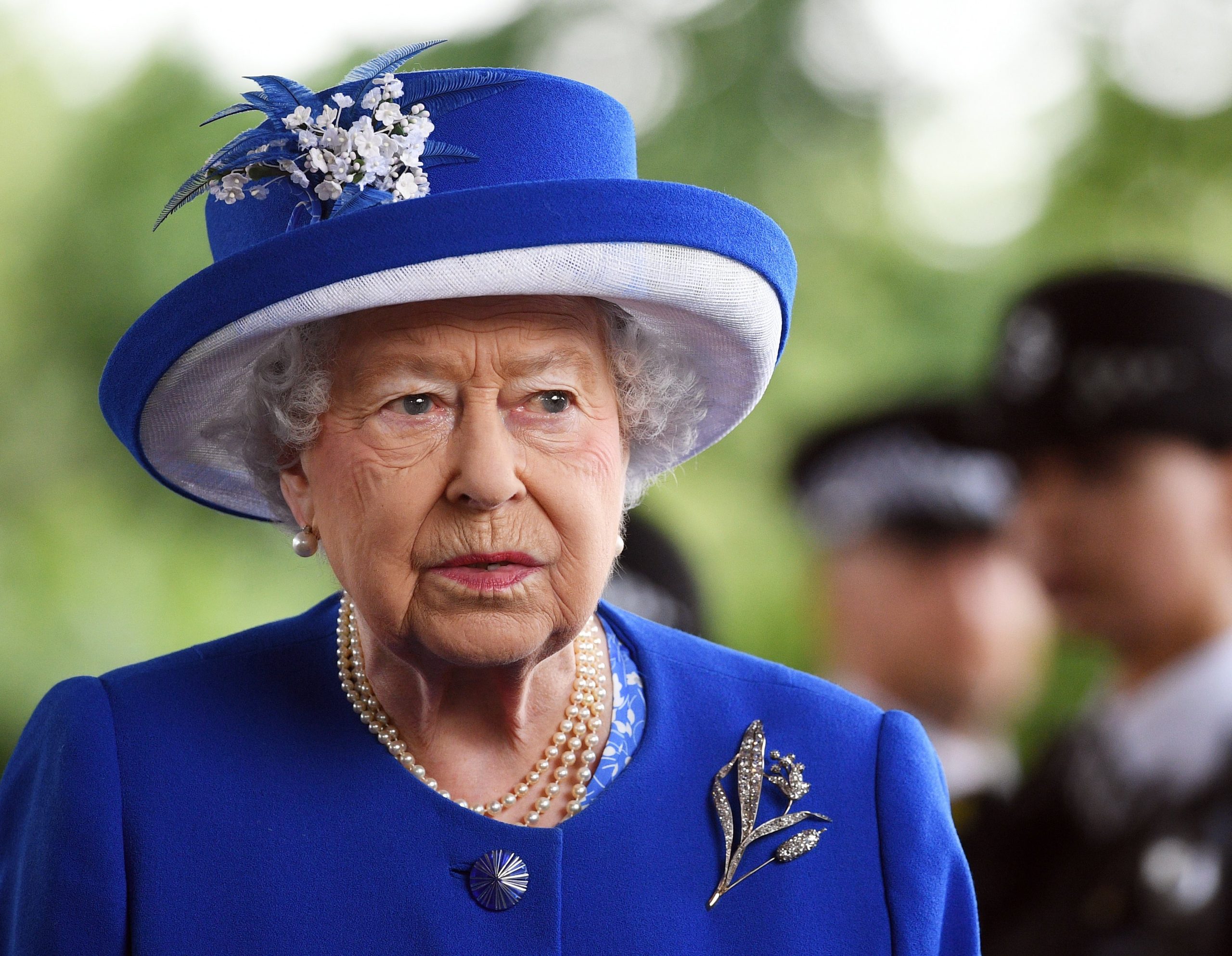 Rainha Isabel II declara guerra ao plástico. Obrigado, David Attenborough