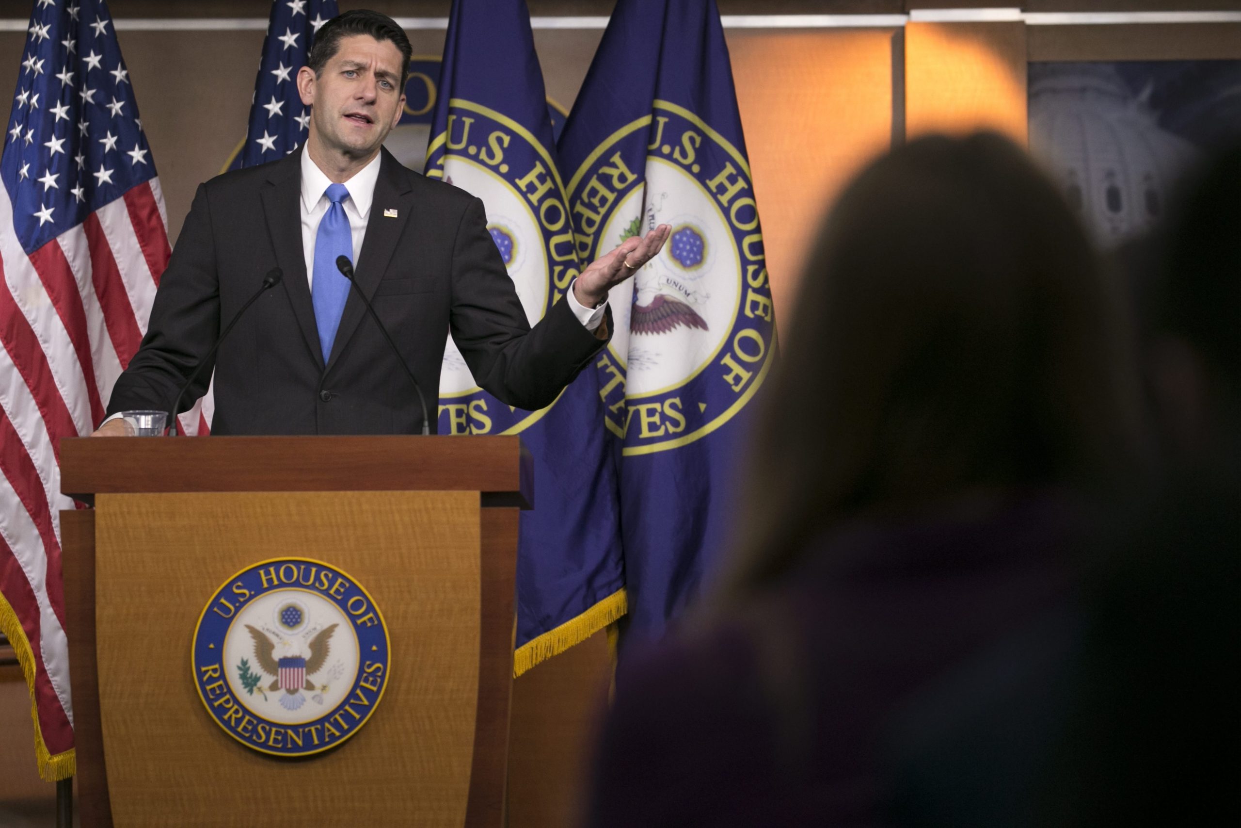 Líder republicano no Congresso distancia-se de Trump