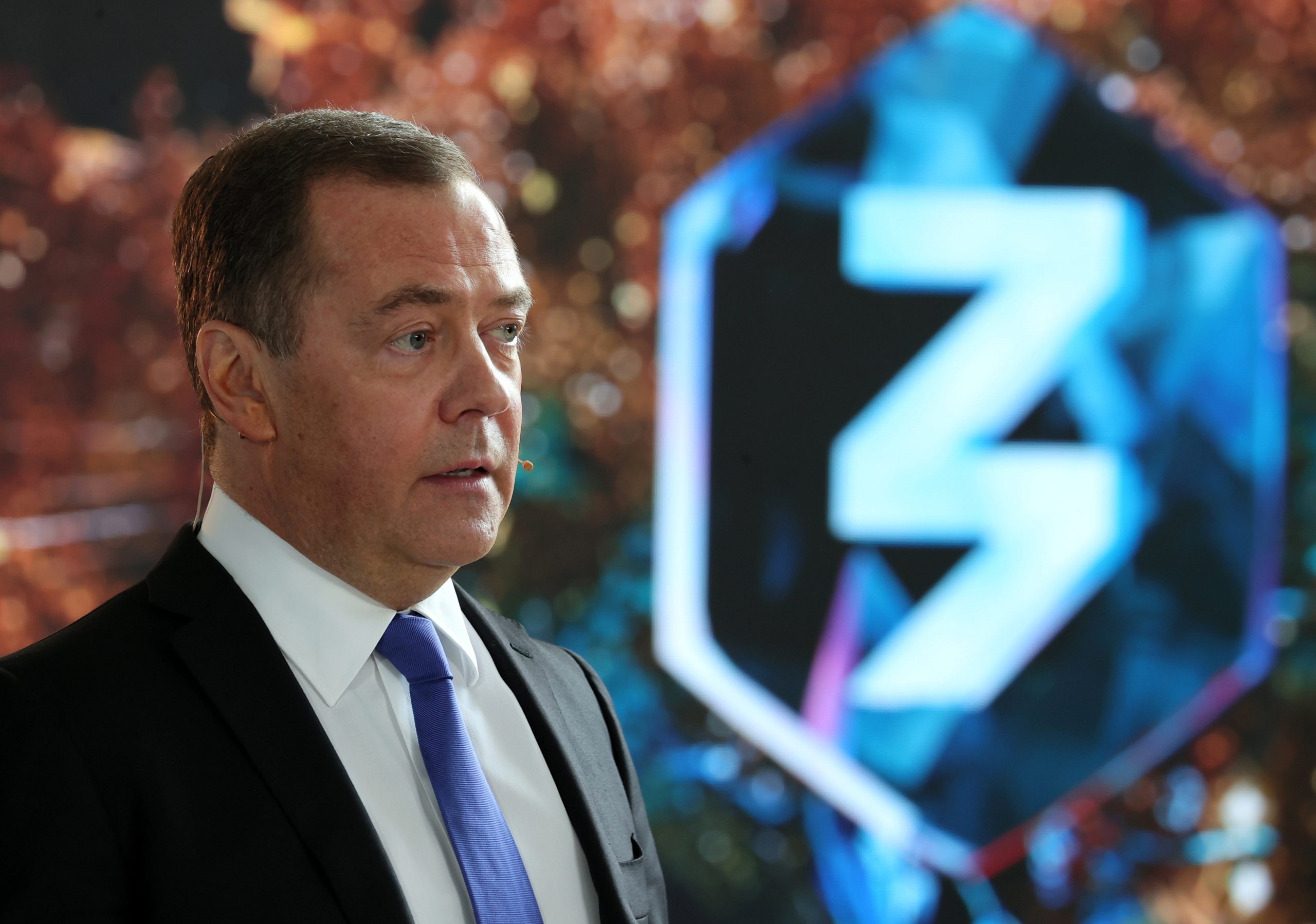 “Não há alternativa a não ser a eliminação física de Zelensky”, diz Medvedev
