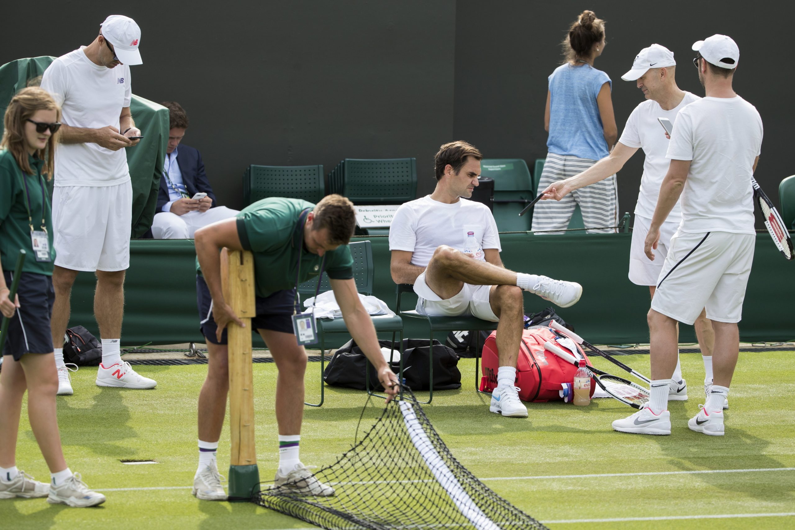 Federer inicia defesa do título com triunfo sobre Lajovic