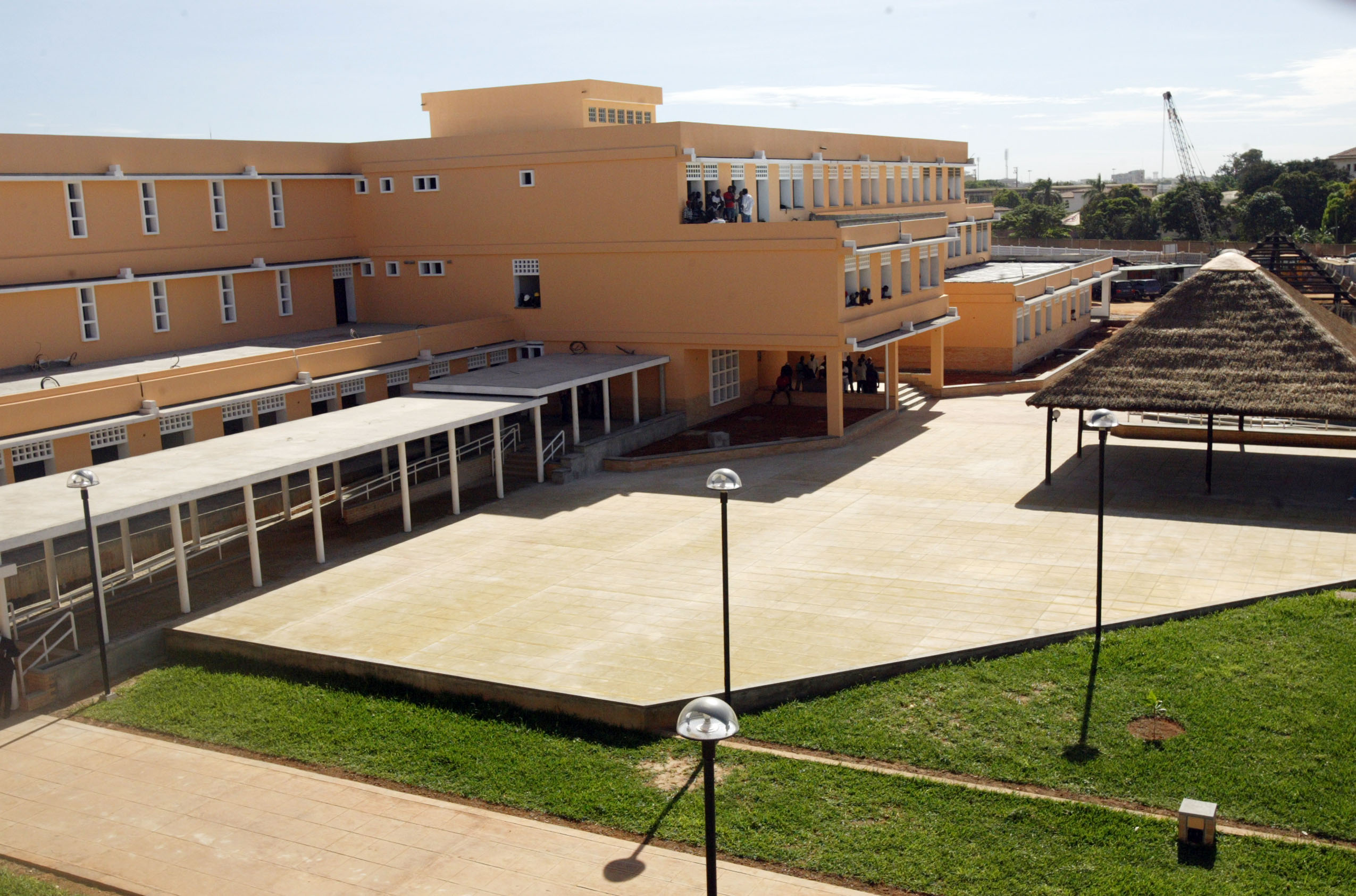 Professores da Escola Portuguesa de Luanda queixam-se de “despedimento irregular”