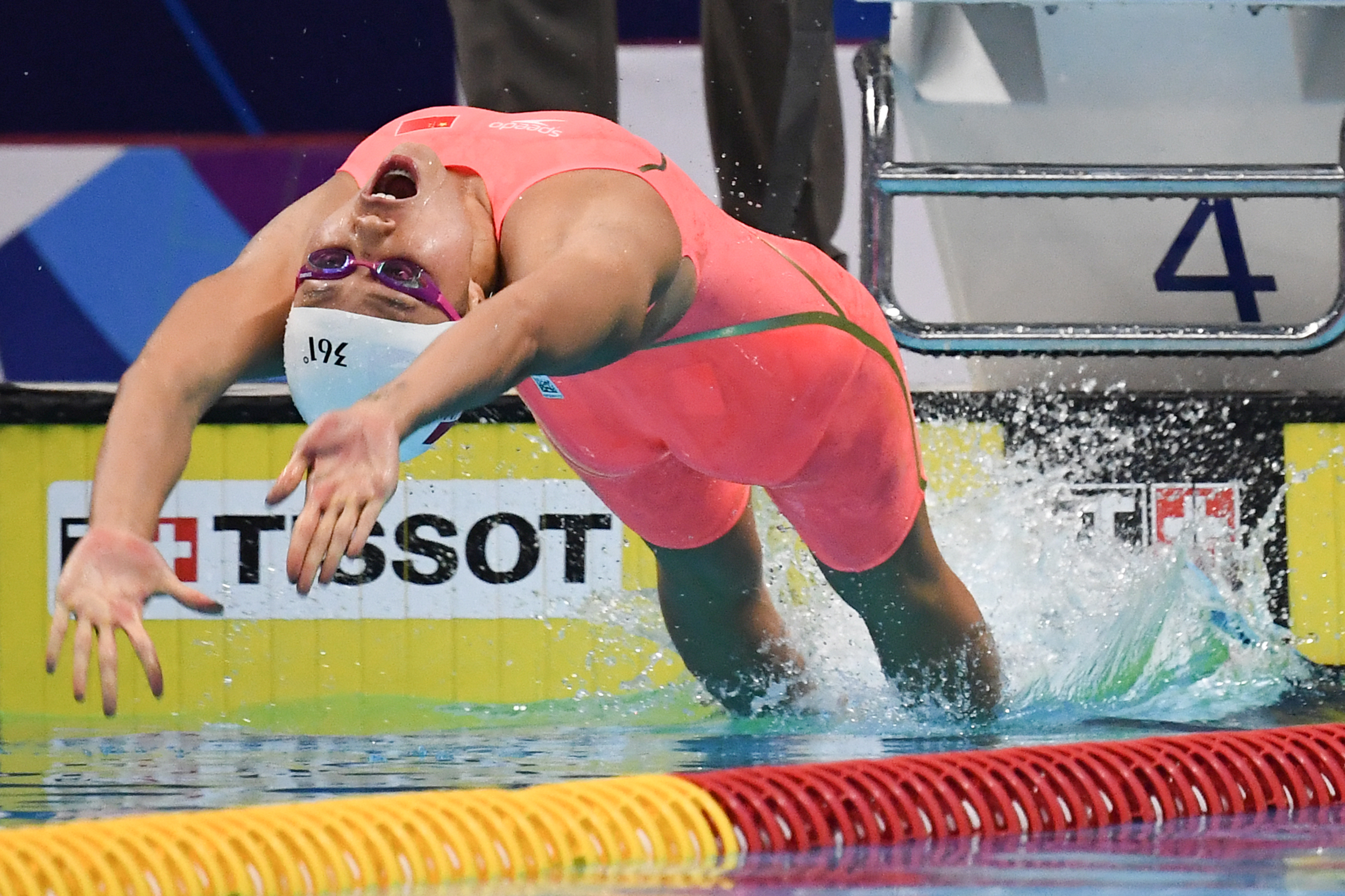 Chinesa Liu Xiang bate recorde do mundo dos 50 metros costas