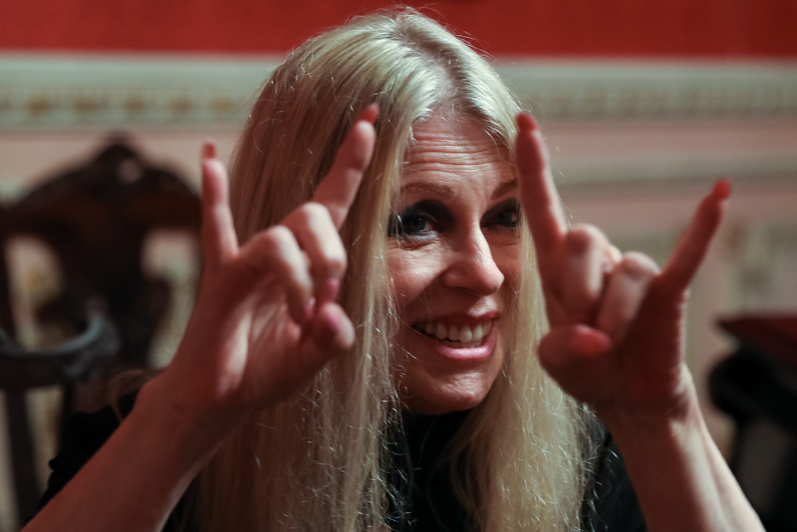 Coven. Cantora que levou ‘sinal dos chifres’ para o rock diz que símbolo nada tem a ver com o diabo