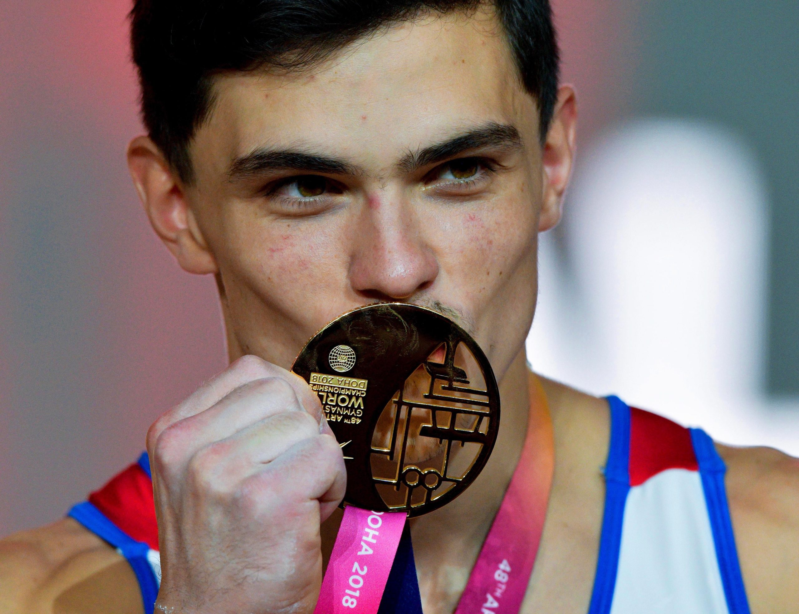 Atleta russo Dalaloyan é o novo campeão do mundo de ginástica
