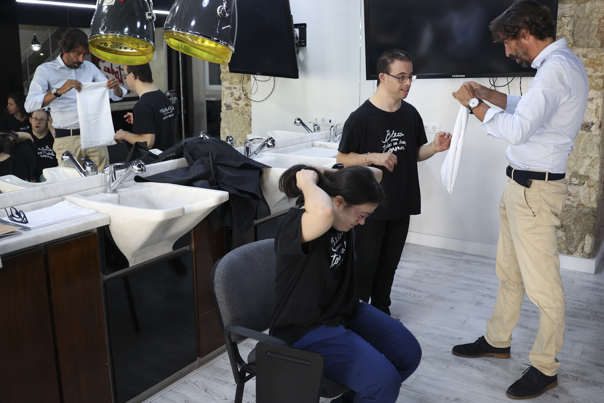 Seis pessoas com deficiência em formação de cabeleireiro. “Este cabeleireiro é o meu maior sonho porque ao pé da Susana eu estou bem. Este curso é beleza em todas as suas formas”