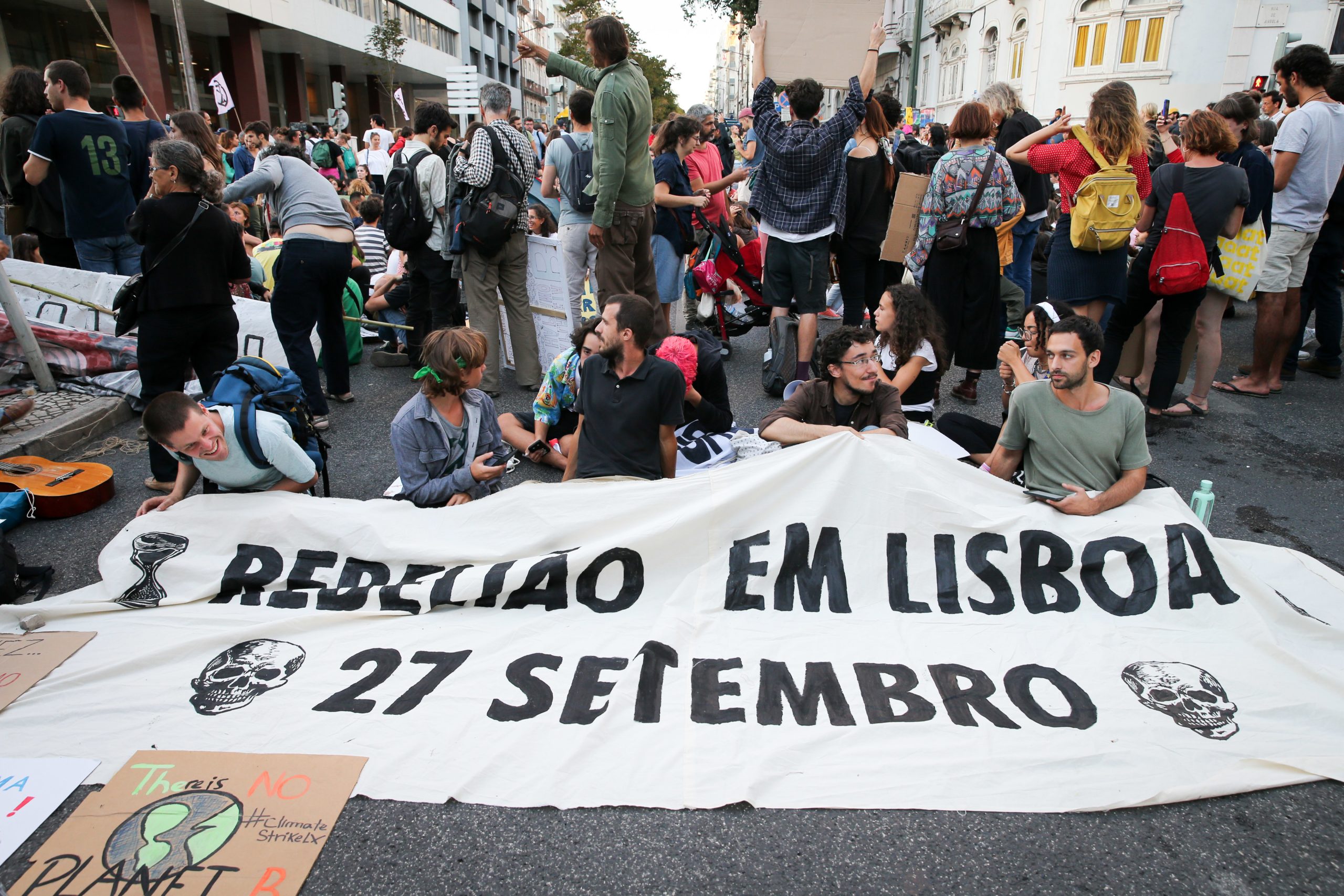 Clima: Centenas acampam contra “colapso climático” na Almirante Reis em Lisboa