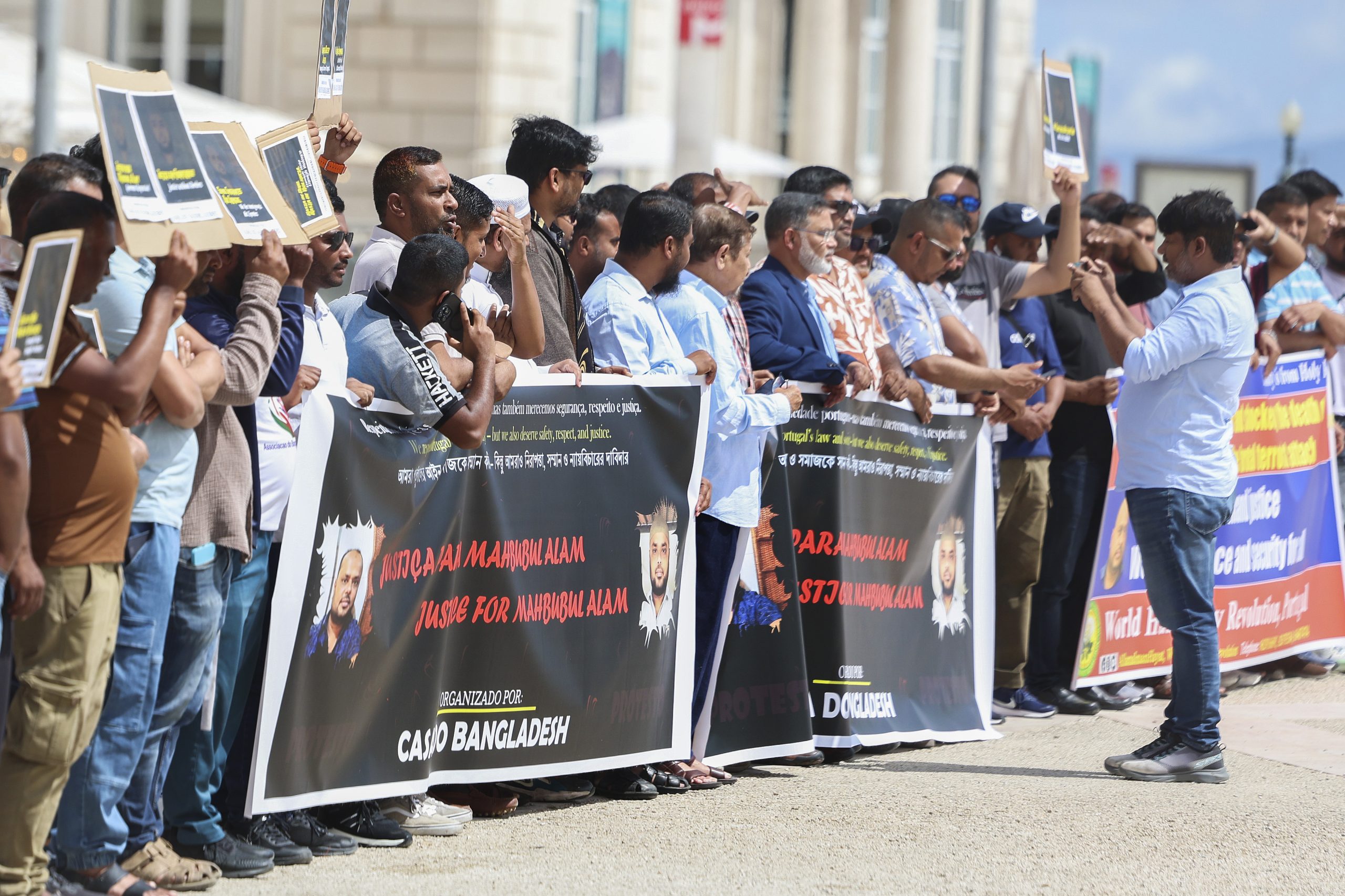 Imigrantes protestam em frente ao Parlamento contra “clima de intimidação” e novas leis