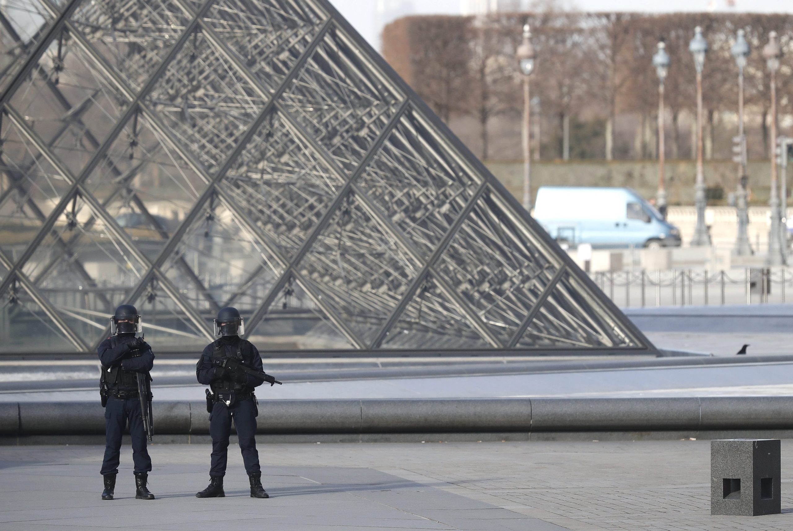 Ataque no Louvre: Confirmada identidade e nacionalidade do homem que atacou militares