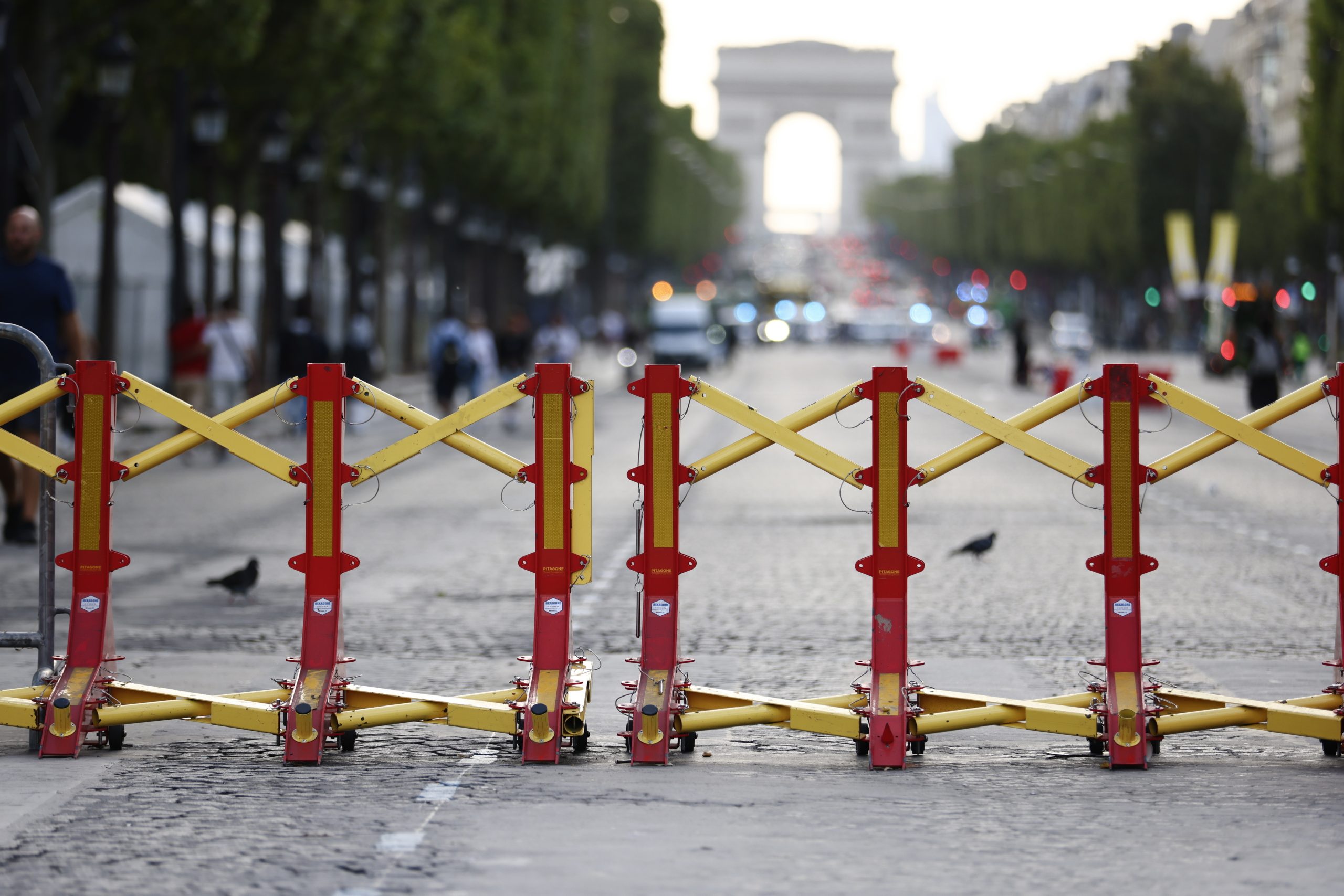 Governo proibiu, mas há marchas de “luto e raiva” em Paris e outras cidades