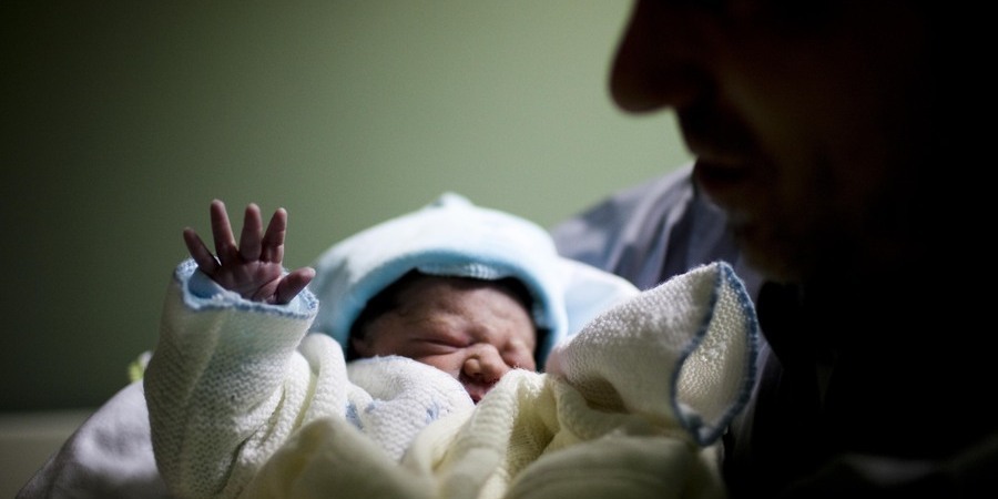 7 meses e 10 dias. A proposta do PCP para alargar as licenças de maternidade e paternidade