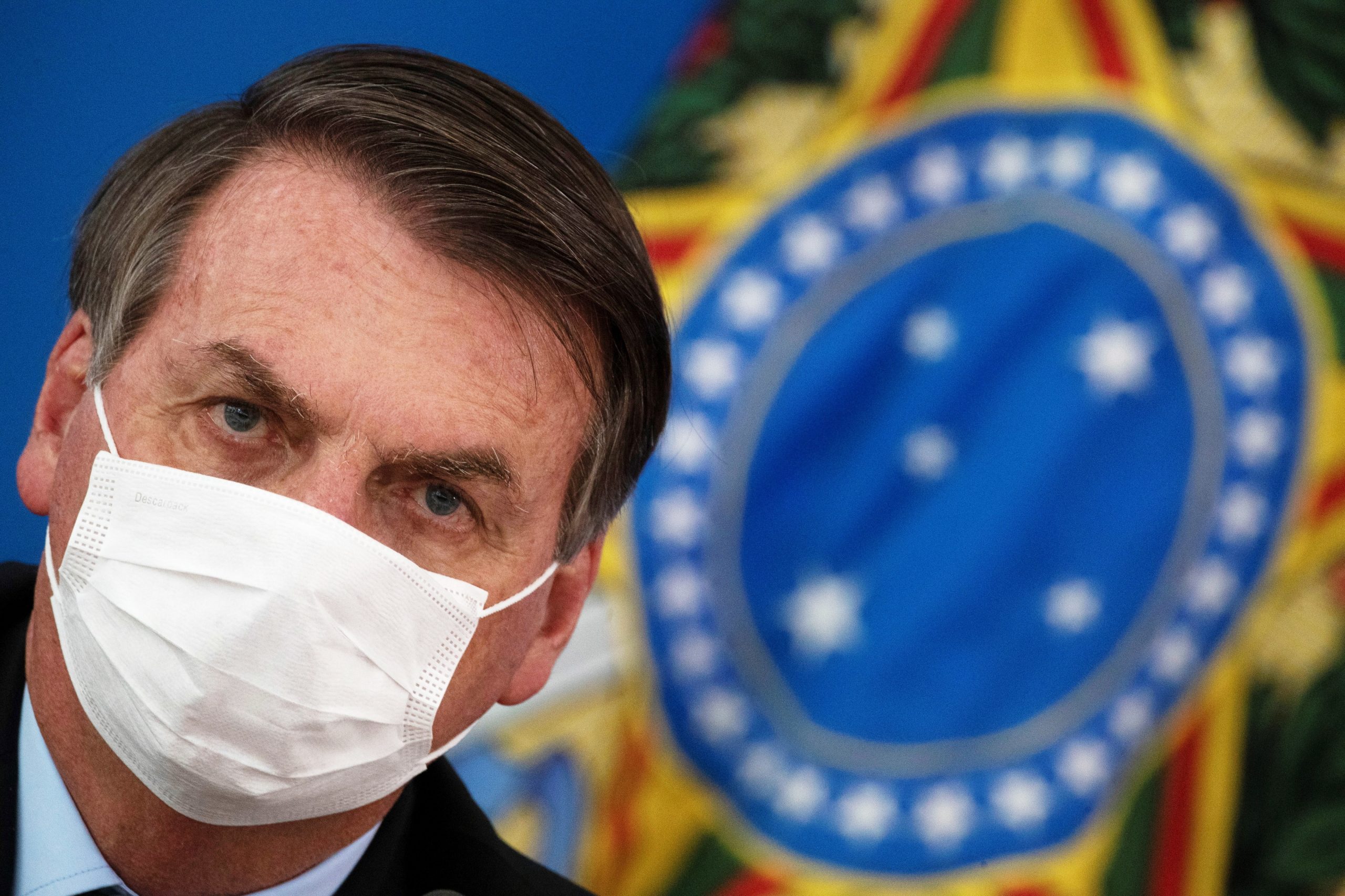 Bolsonaro veta obrigação de fornecer água e camas de hospital a indígenas