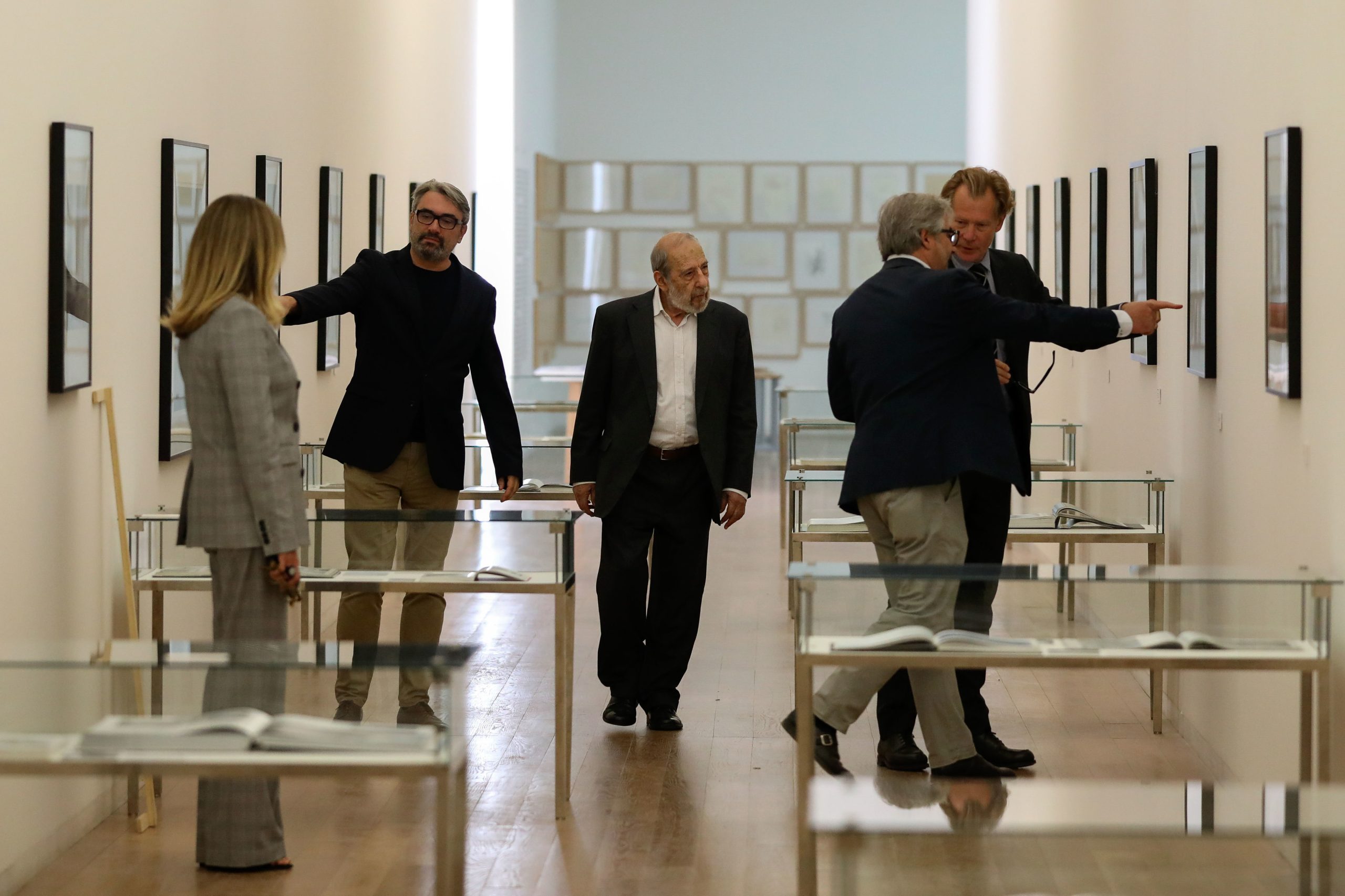 Álvaro Siza abre “in/disciplina” em Serralves e diz que ainda não quer ir de férias