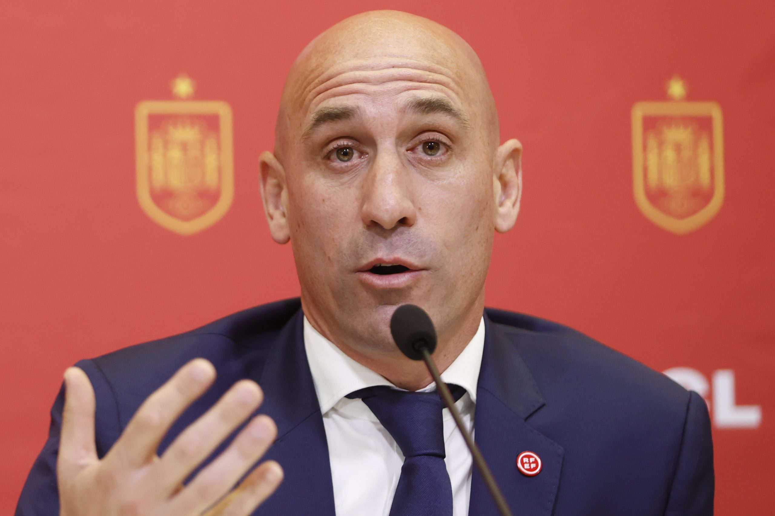 Presidente da Federação espanhola volta atrás e desculpa-se por beijo a jogadora