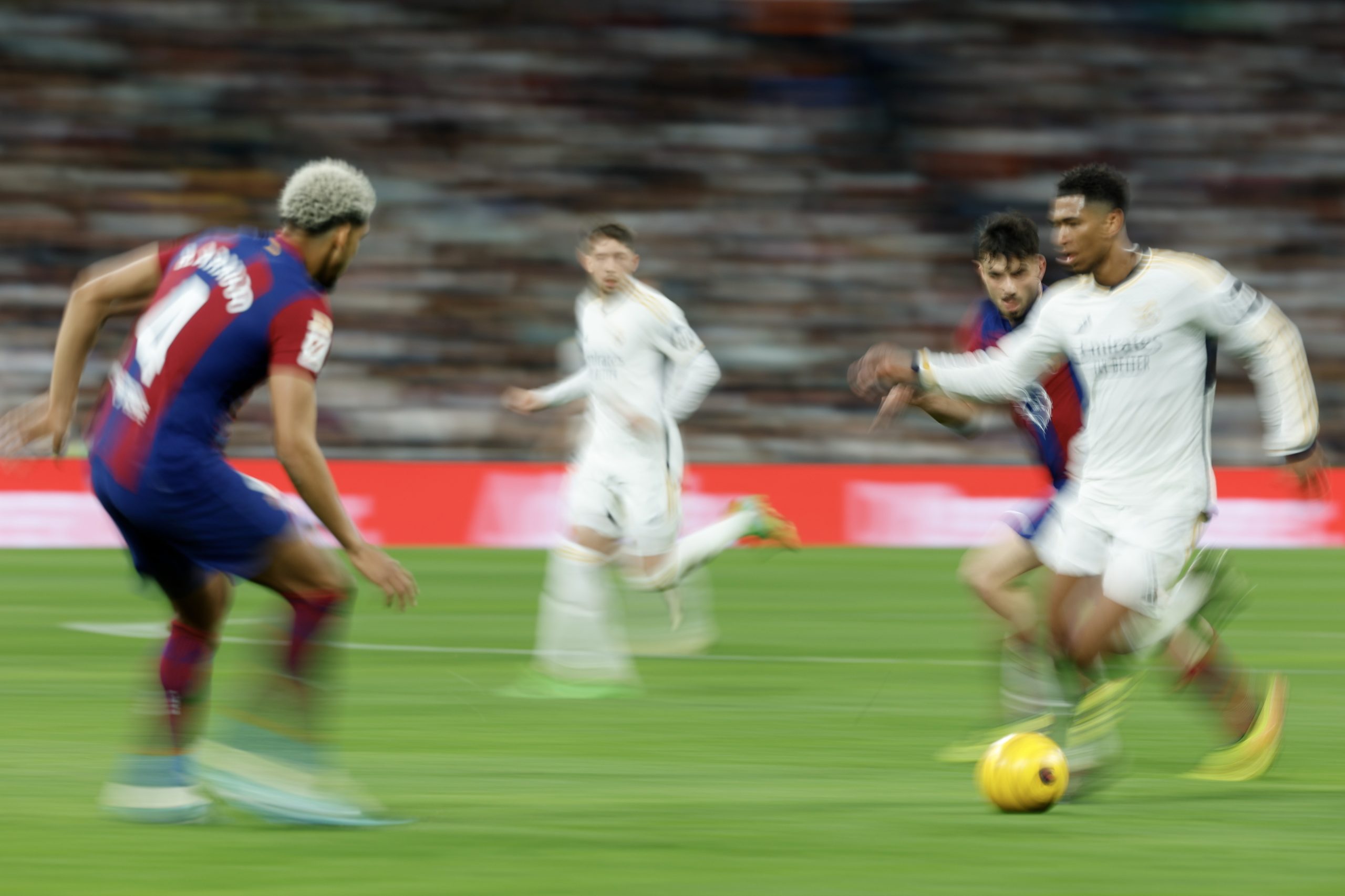 Real Madrid recupera de duas desvantagens com FC Barcelona e já vê o título