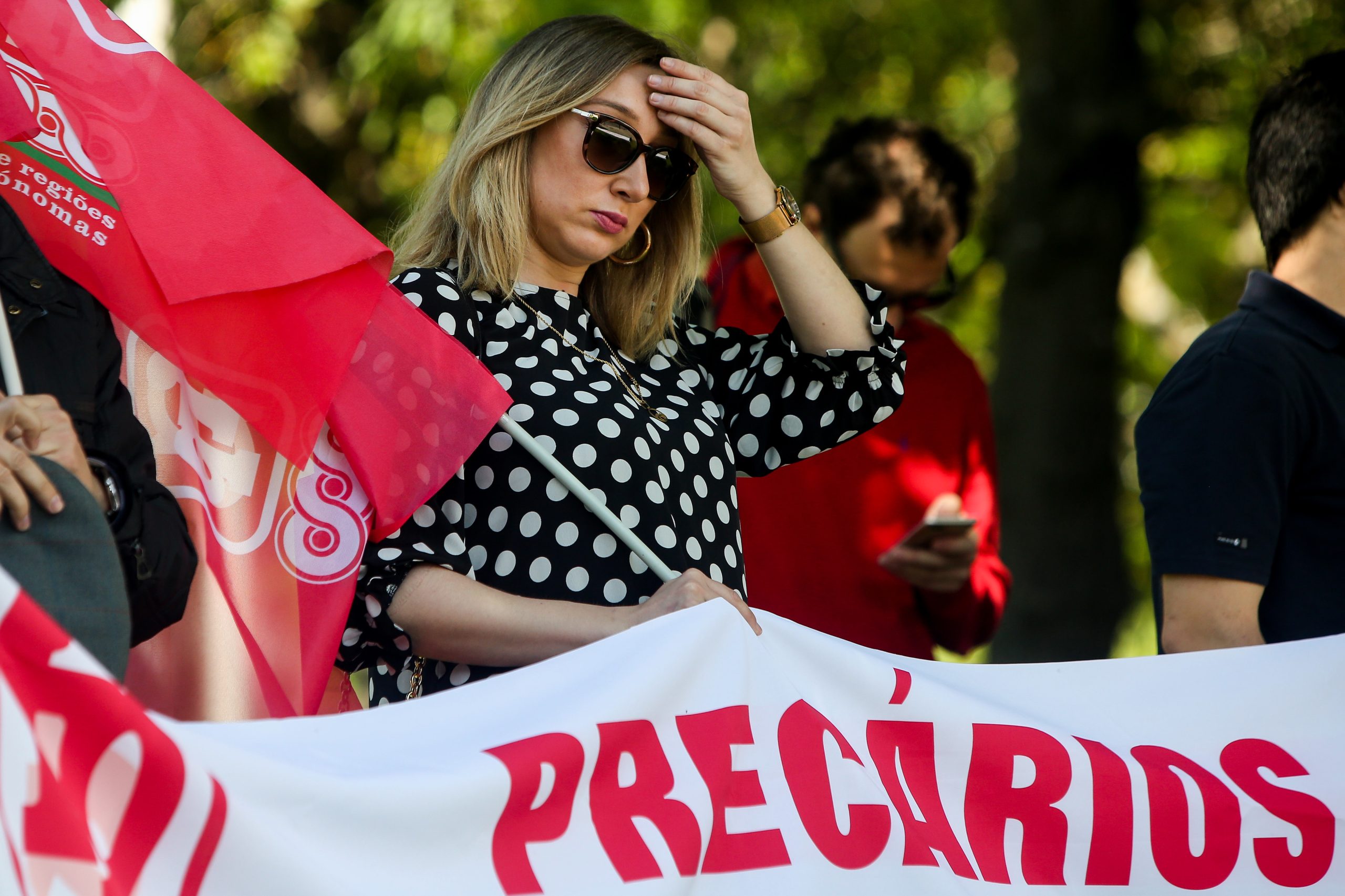 Precários dizem que programa de regularização de vínculos laborais passou de sonho a pesadelo