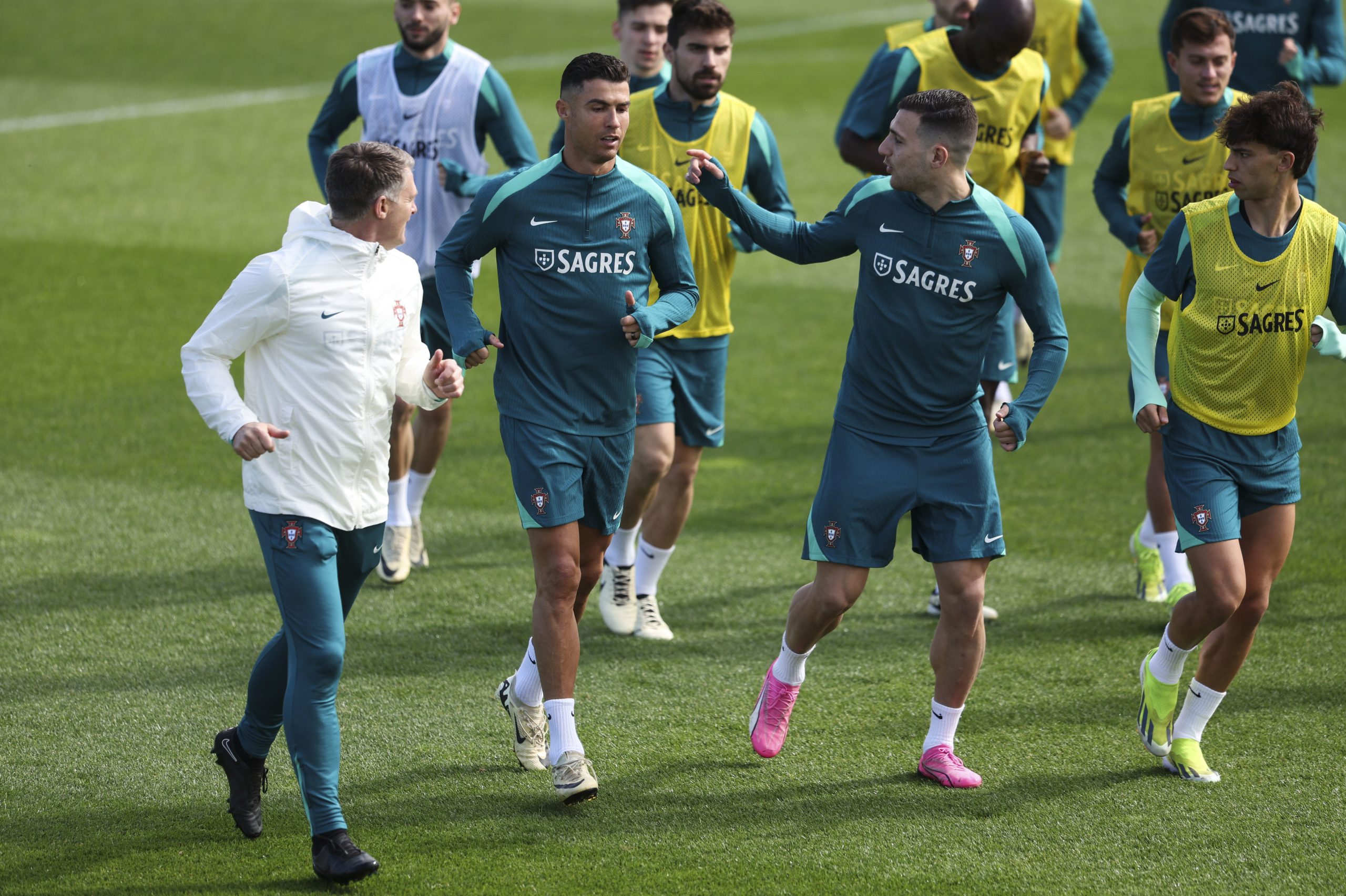 Ronaldo e Félix no ataque de Portugal, Pepe único ‘sobrevivente’