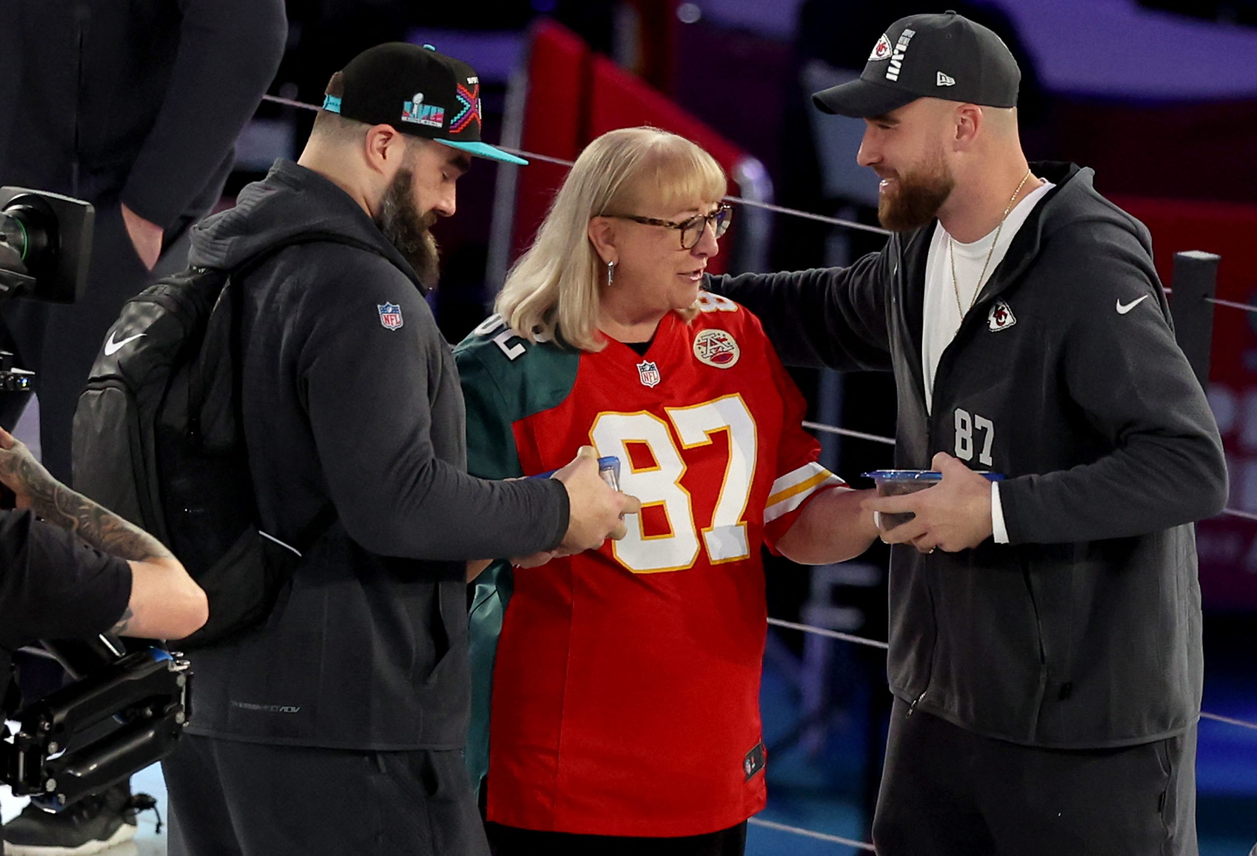 Super Bowl: Ganhe quem ganhar, esta mãe americana ficará feliz, triste e orgulhosa. Chama-se Donna Kelce e é a estrela da noite