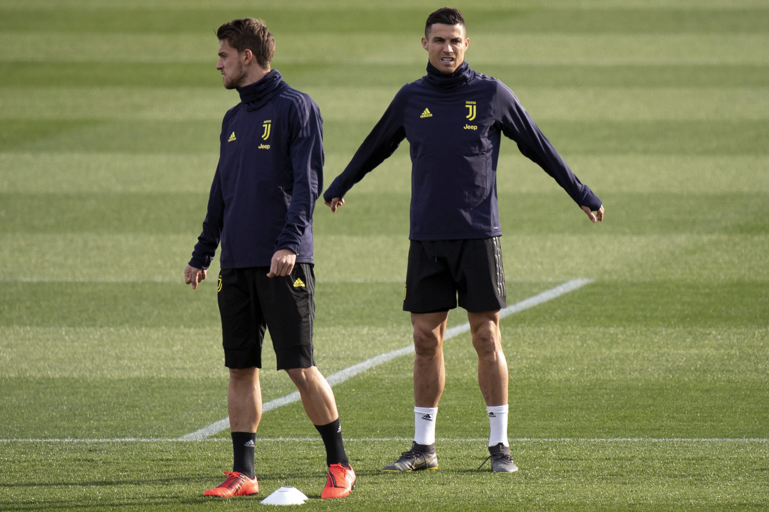 Covid-19: Colega de Cristiano Ronaldo na Juventus testou positivo ao novo coronavírus