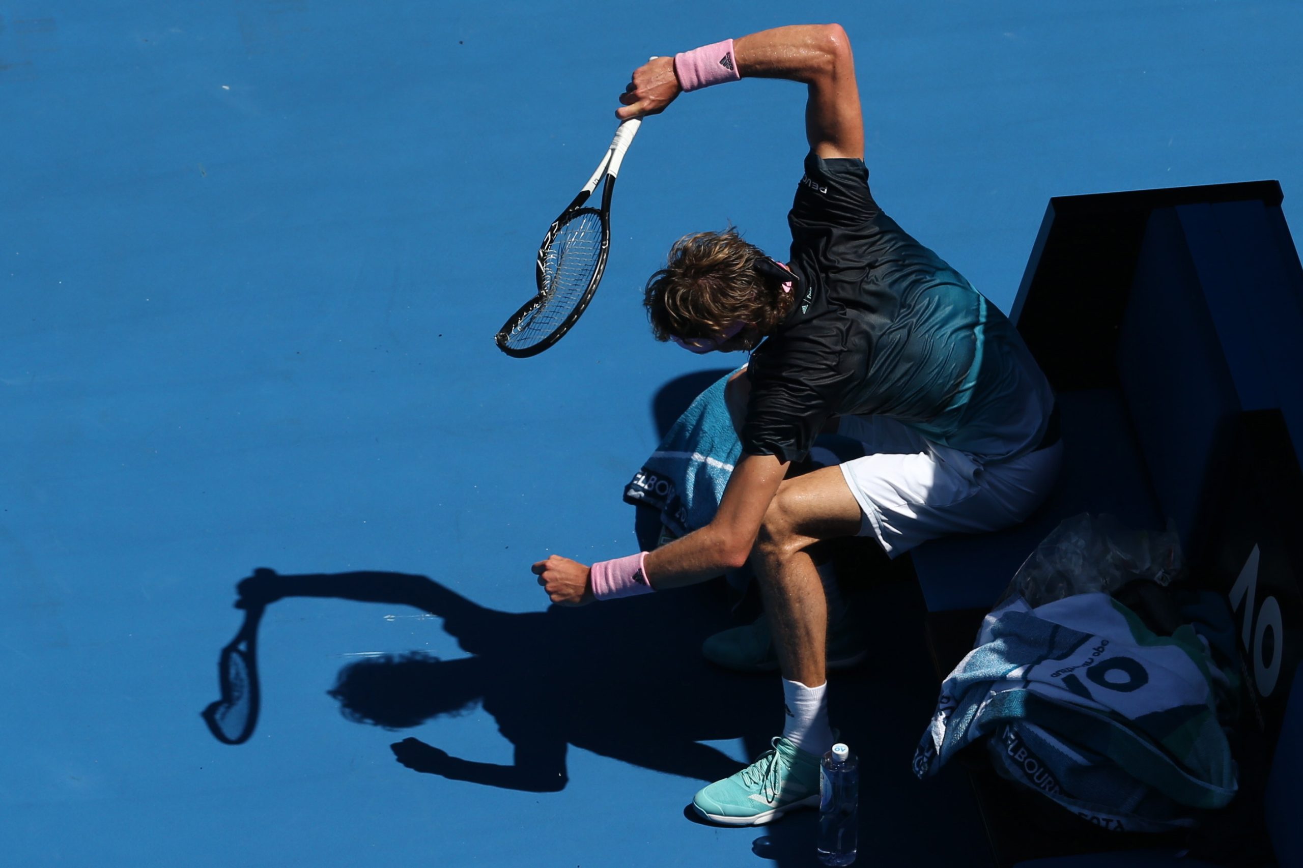 Se é para partir, que se faça a coisa bem feita. Alex Zverev “explode” e desfaz raquete no Australia Open