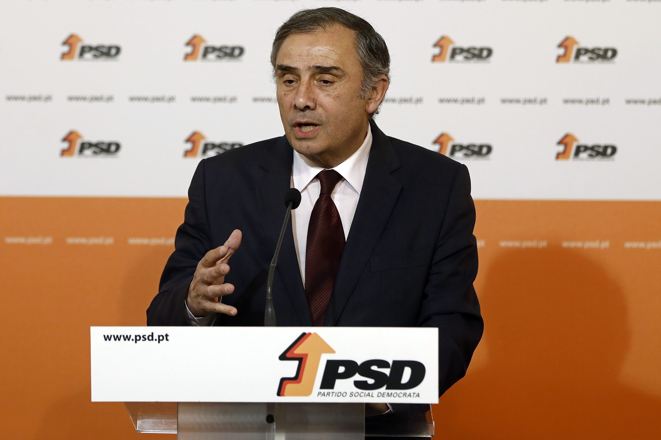 Secretário-geral do PSD apoia sanções a falsas presenças desde que se separem registos