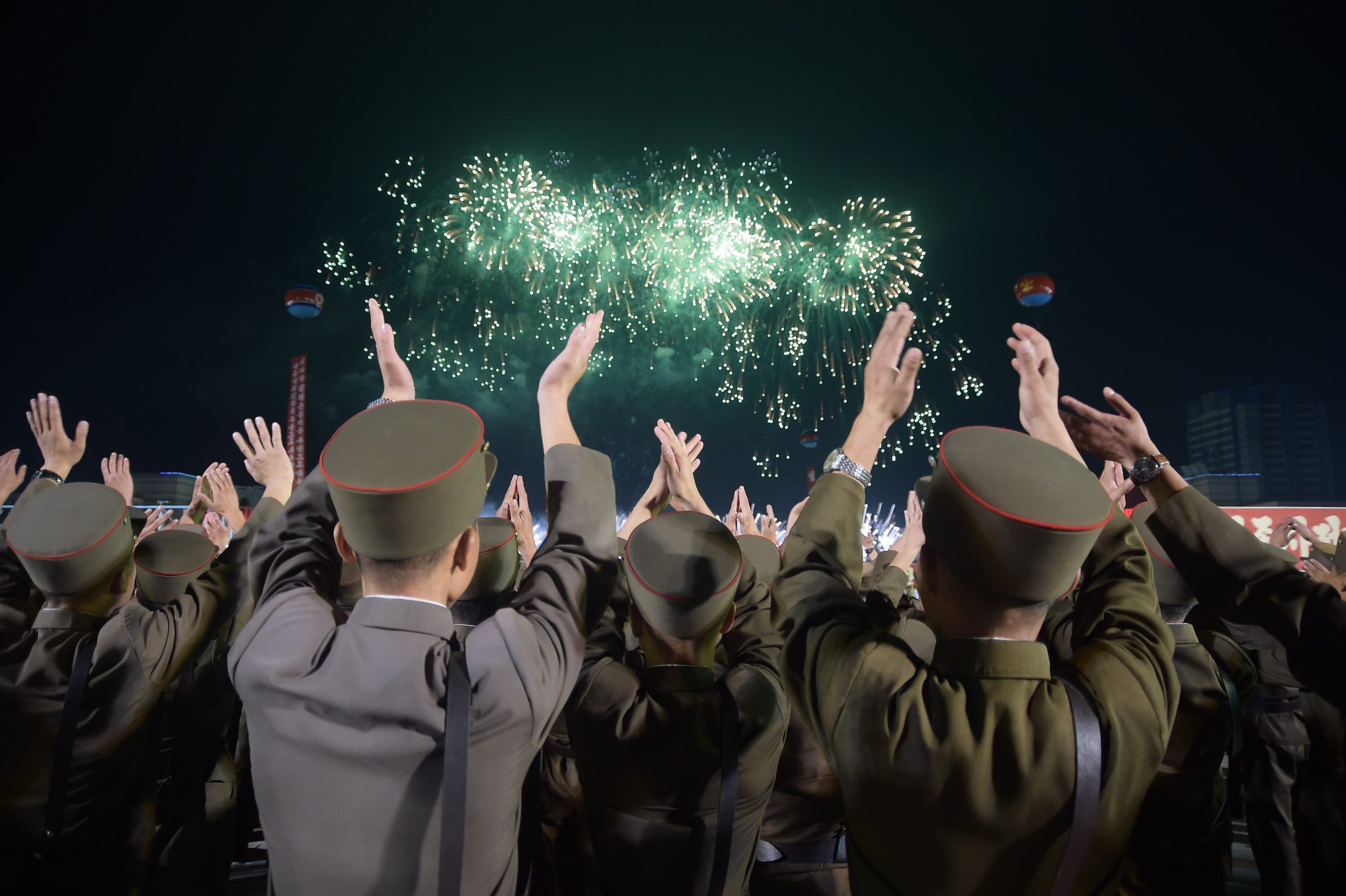 Coreia do Norte celebra teste nuclear com desfile e fogo de artifício