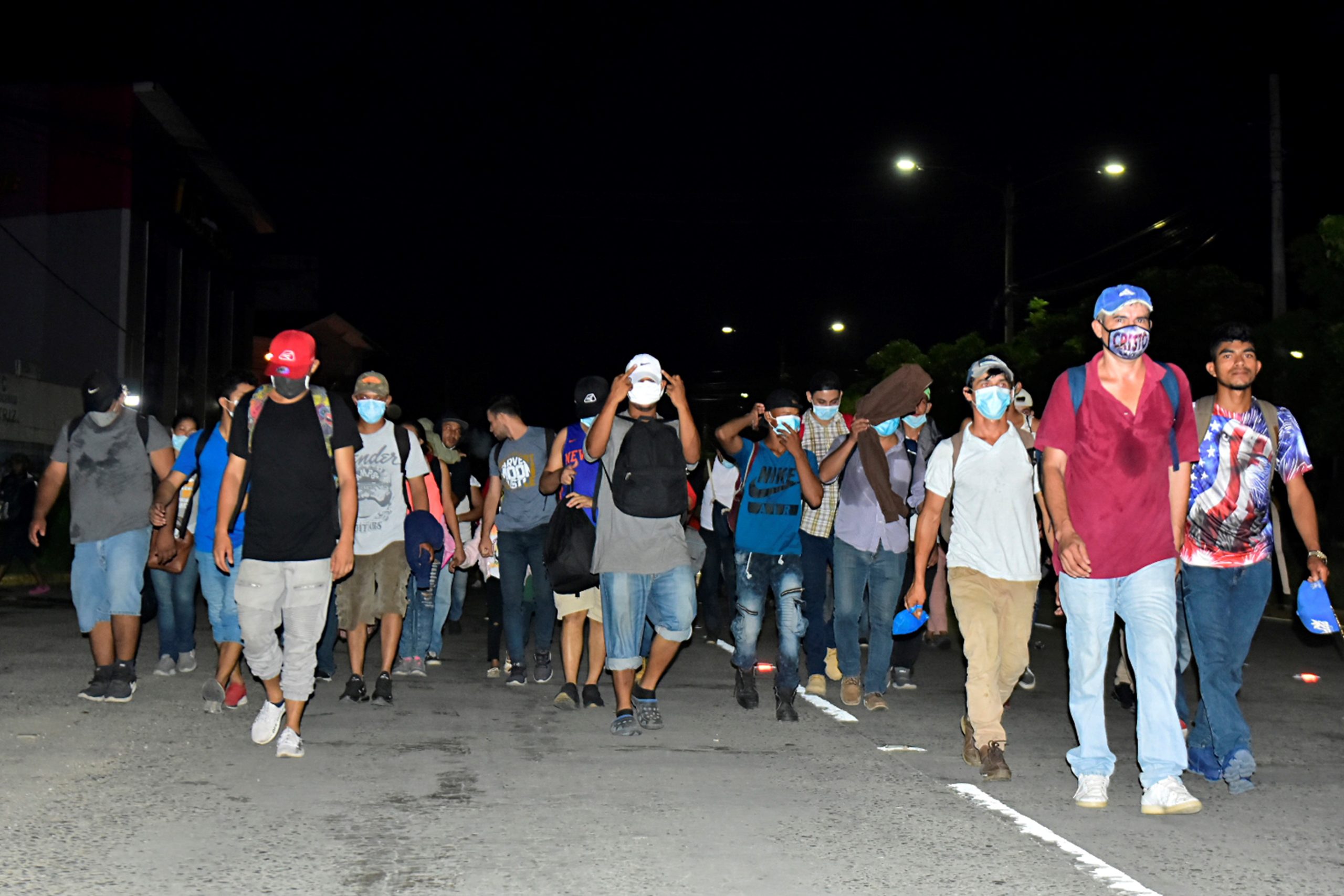 Caravana de 3.000 migrantes hondurenhos está a caminho dos Estados Unidos
