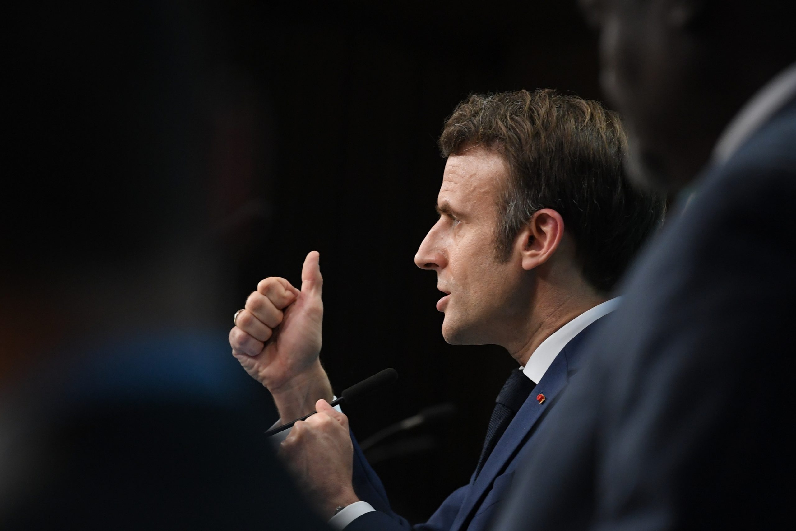 Macron fala com Zelensky após conversa de 1h45 com Putin